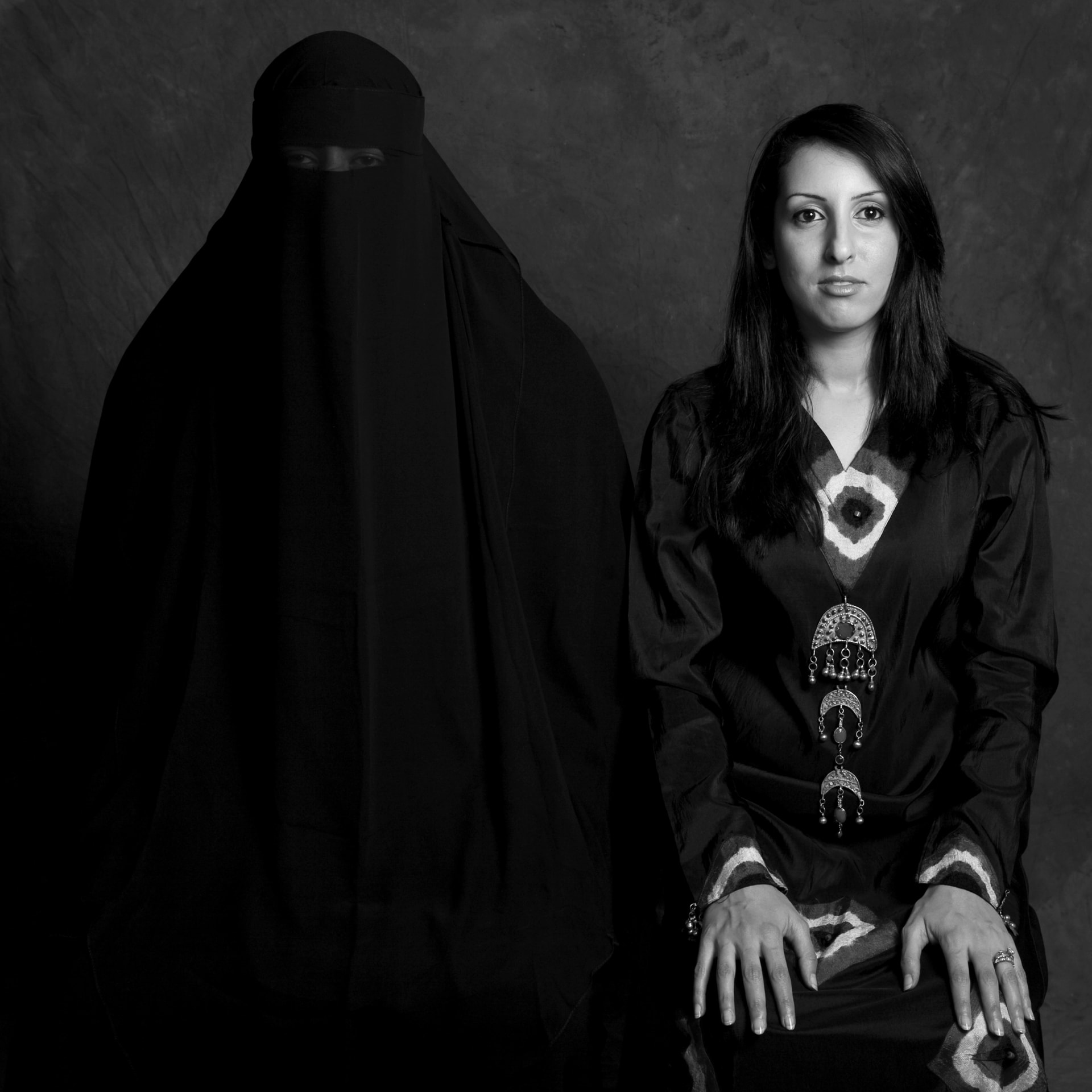 كيف تستكشف أول مصورة يمنية قضايا المرأة؟