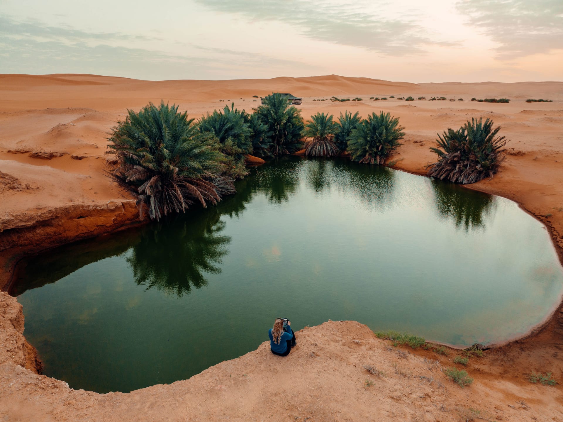 واحة على شكل قلب تتوسط الكثبان الرملية بالصحراء السعودية