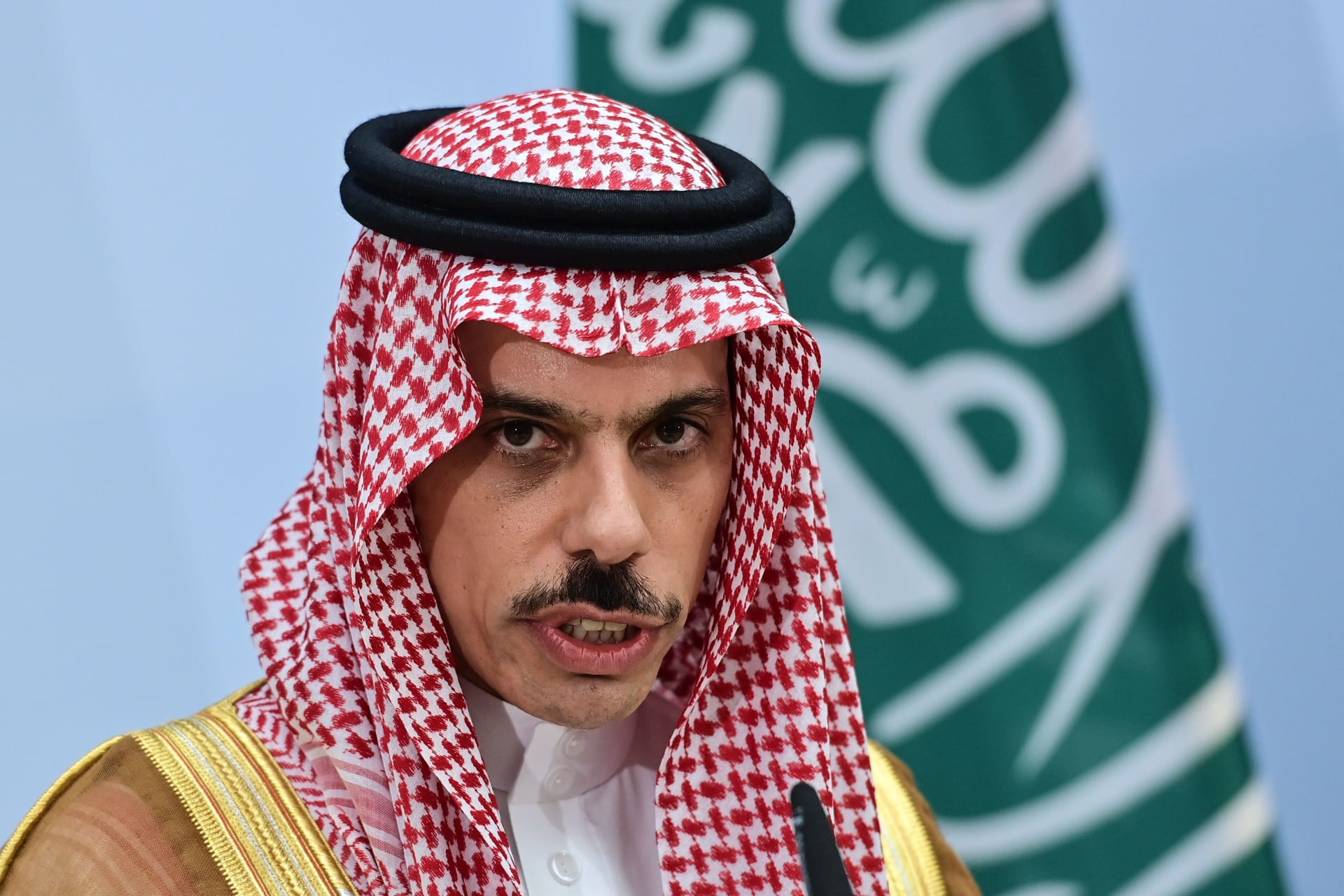 وزير خارجية السعودية يعلق على تقارير الخلاف مع الإمارات وإمكانية دعوة الأسد للقمة العربية