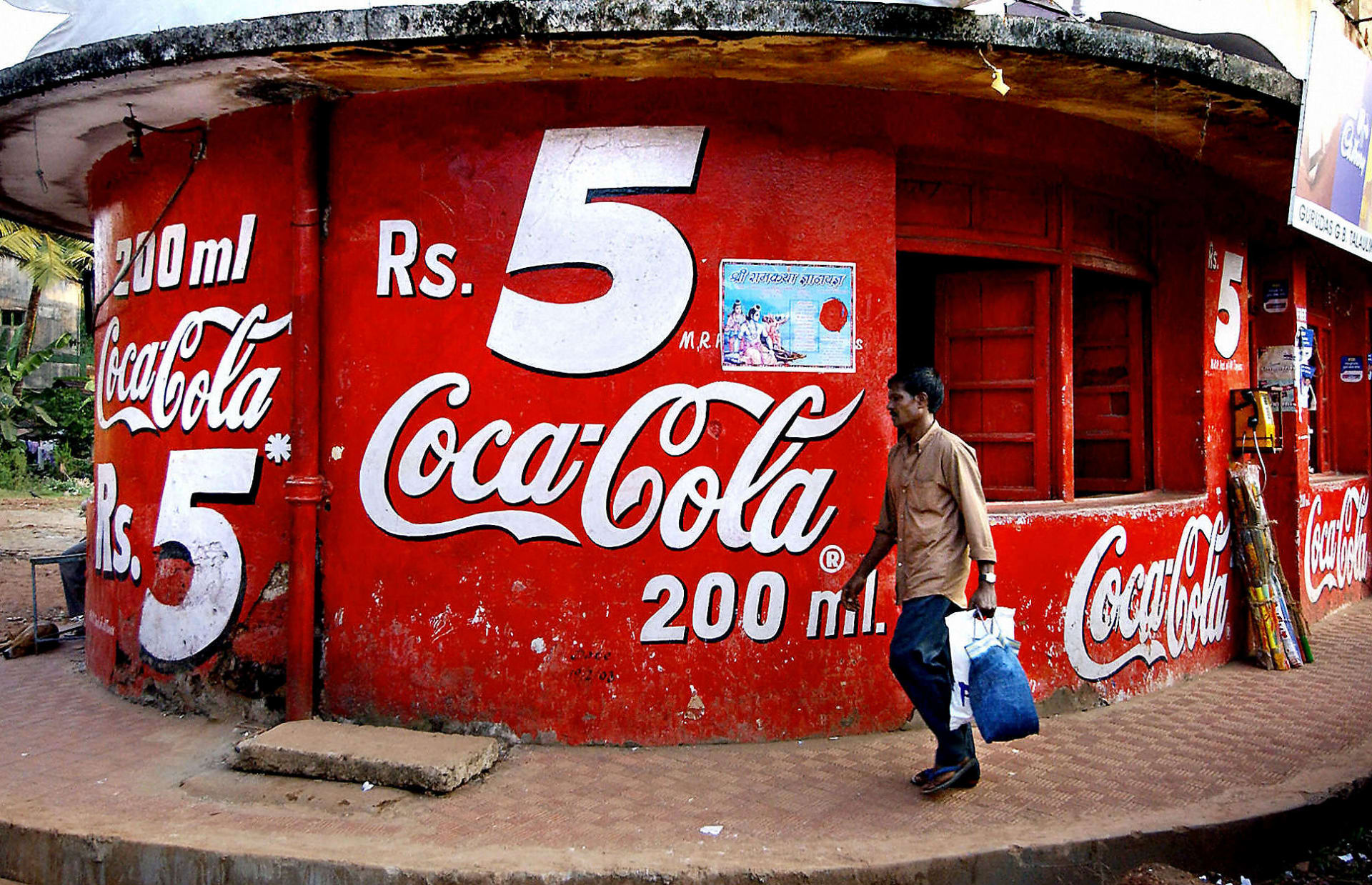 كان ينافس "كوكا كولا"..أغنى رجل بآسيا يعيد إطلاق مشروب غازي هندي شهير بالسبعينيات