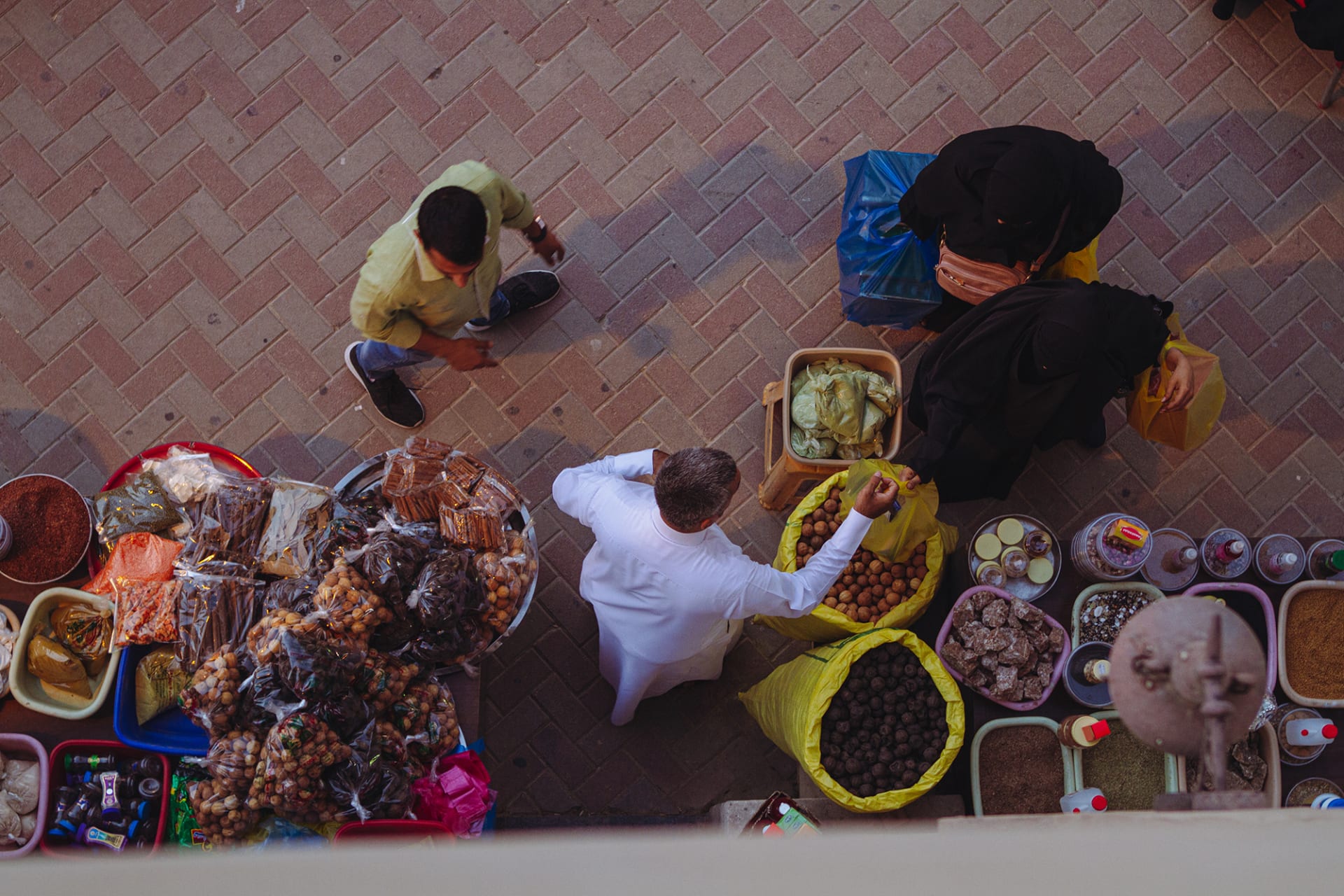 بالسعودية.. مصور يوثق أجواء رمضان بأحد أقدم أسواق الجزيرة العربية