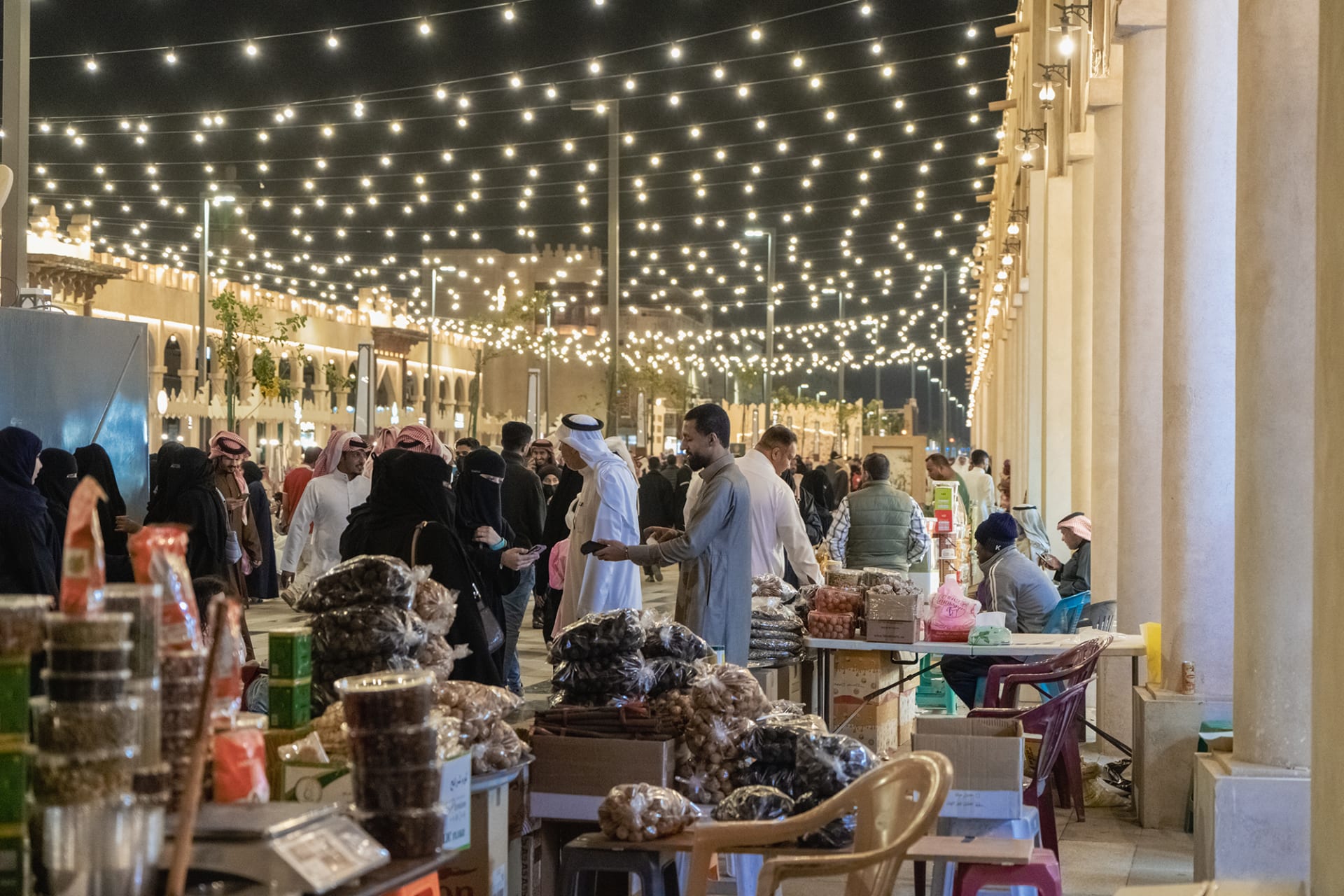 بالسعودية.. مصور يوثق أجواء رمضان بأحد أقدم أسواق الجزيرة العربية
