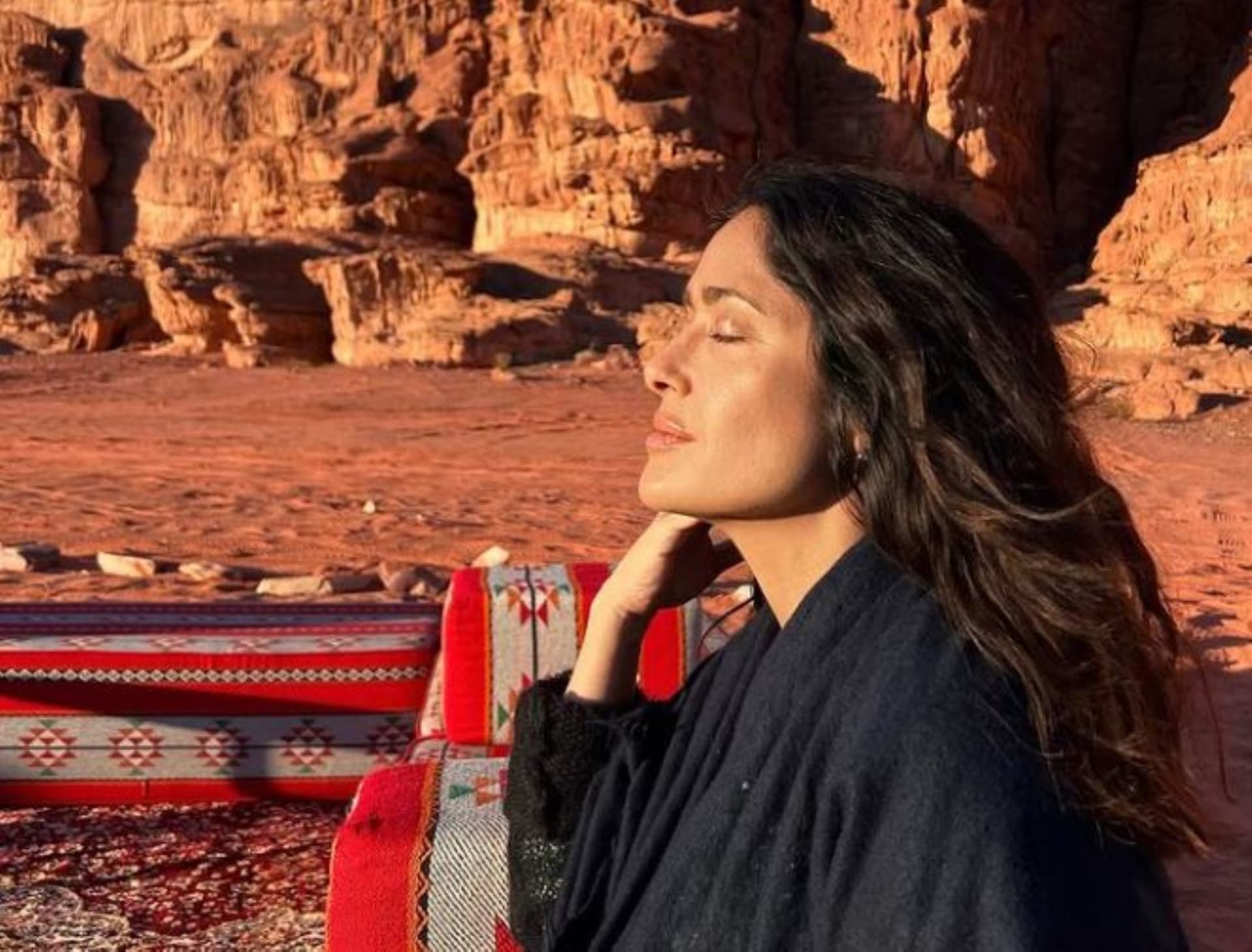 سلمى حايك تنشر صورا لها في وادي رم: "استنشاق سحر الأردن"