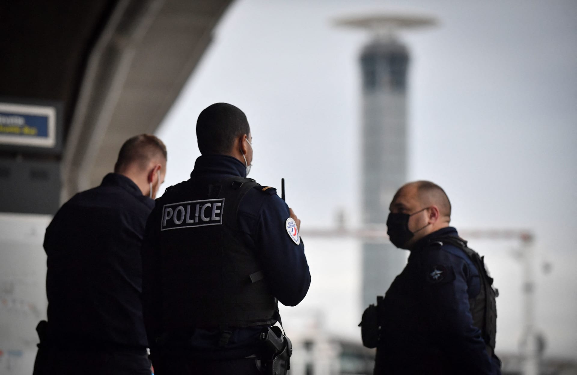 متحدث مطار شارل ديغول بباريس: نحو 70 محتجا يغلقون المبنى رقم 1