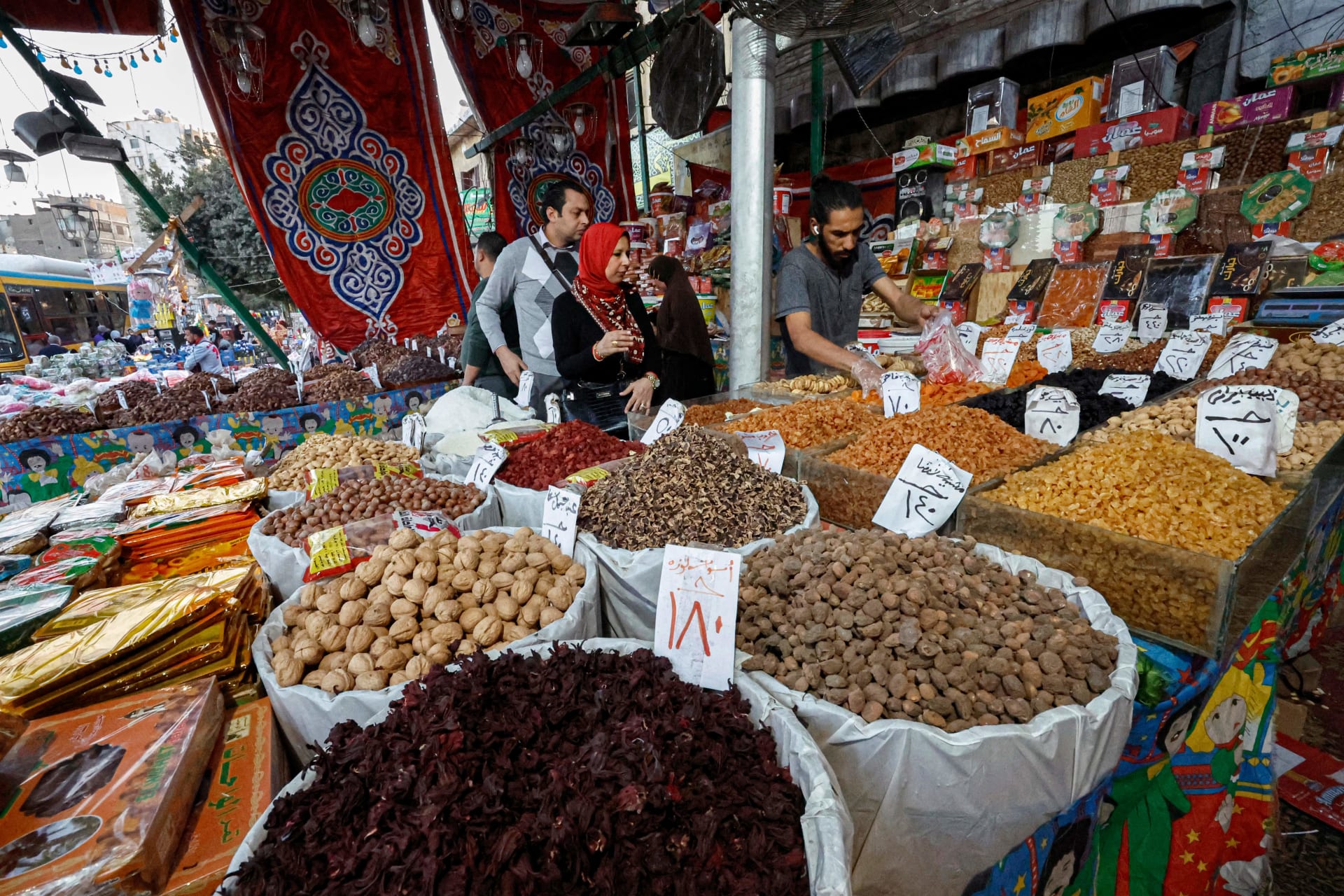 مصر تحظر تصدير السكر.. وانخفاض أسعار الدواجن "لأول مرة" في بداية رمضان