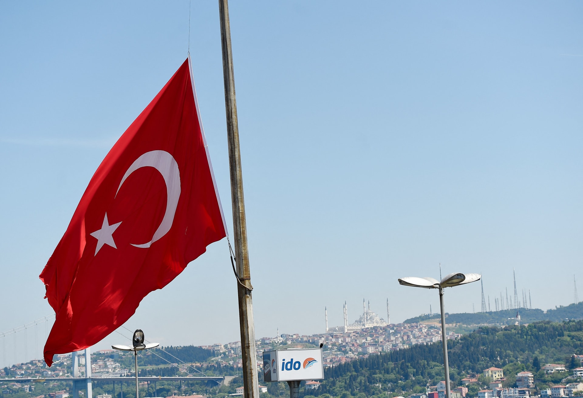 خارجية تركيا تندد باعتداء استهدف نسخة من المصحف وعلمها في الدنمارك