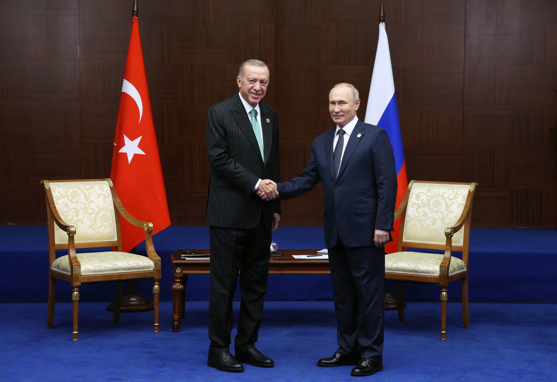 أردوغان يحث بوتين على النظر في "الوقف الفوري" لحرب أوكرانيا..ويشكره على تمديد صفقة الحبوب