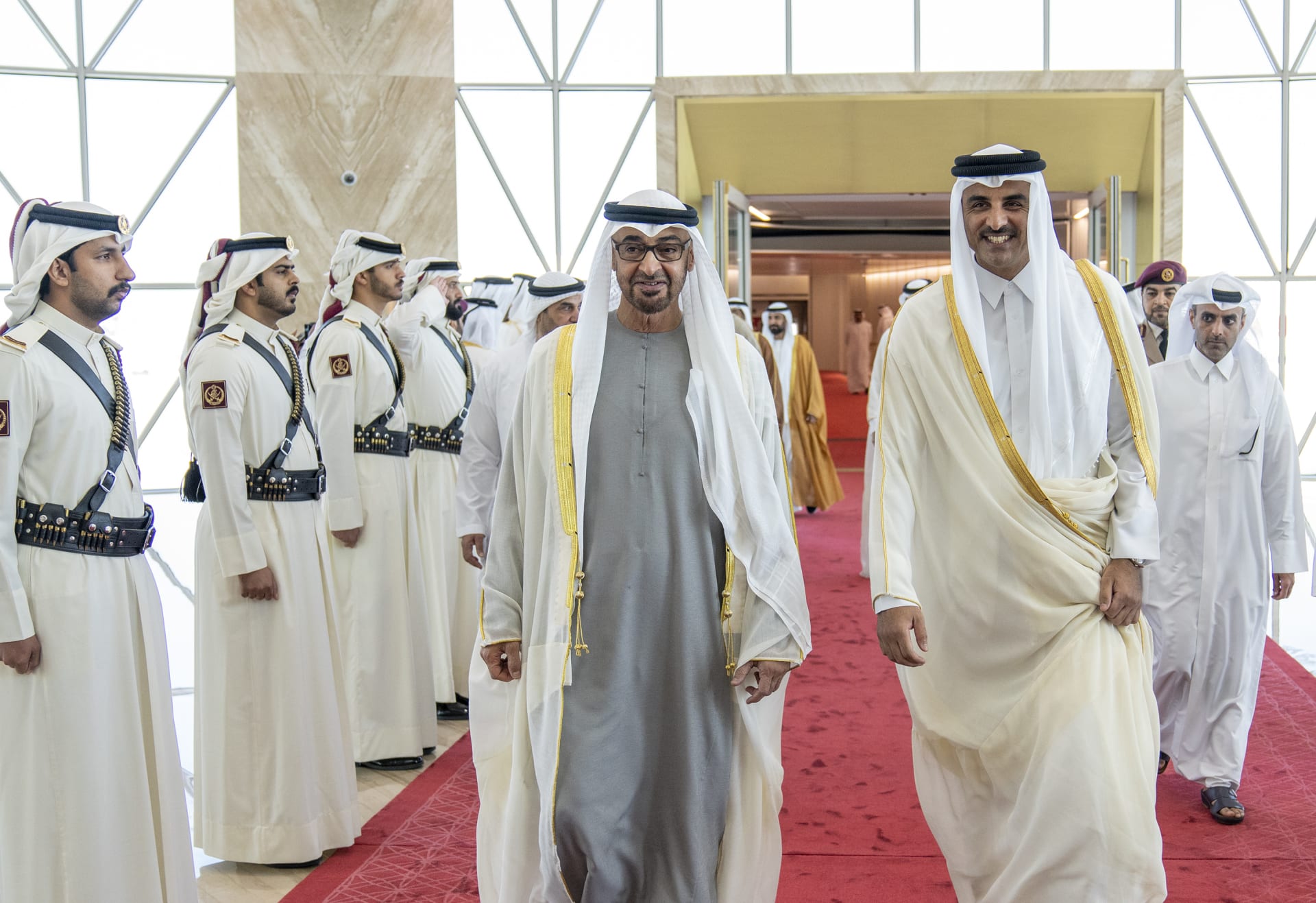 أمير قطر يتصل بمحمد بن زايد بمناسبة التعيينات الجديدة في الإمارات