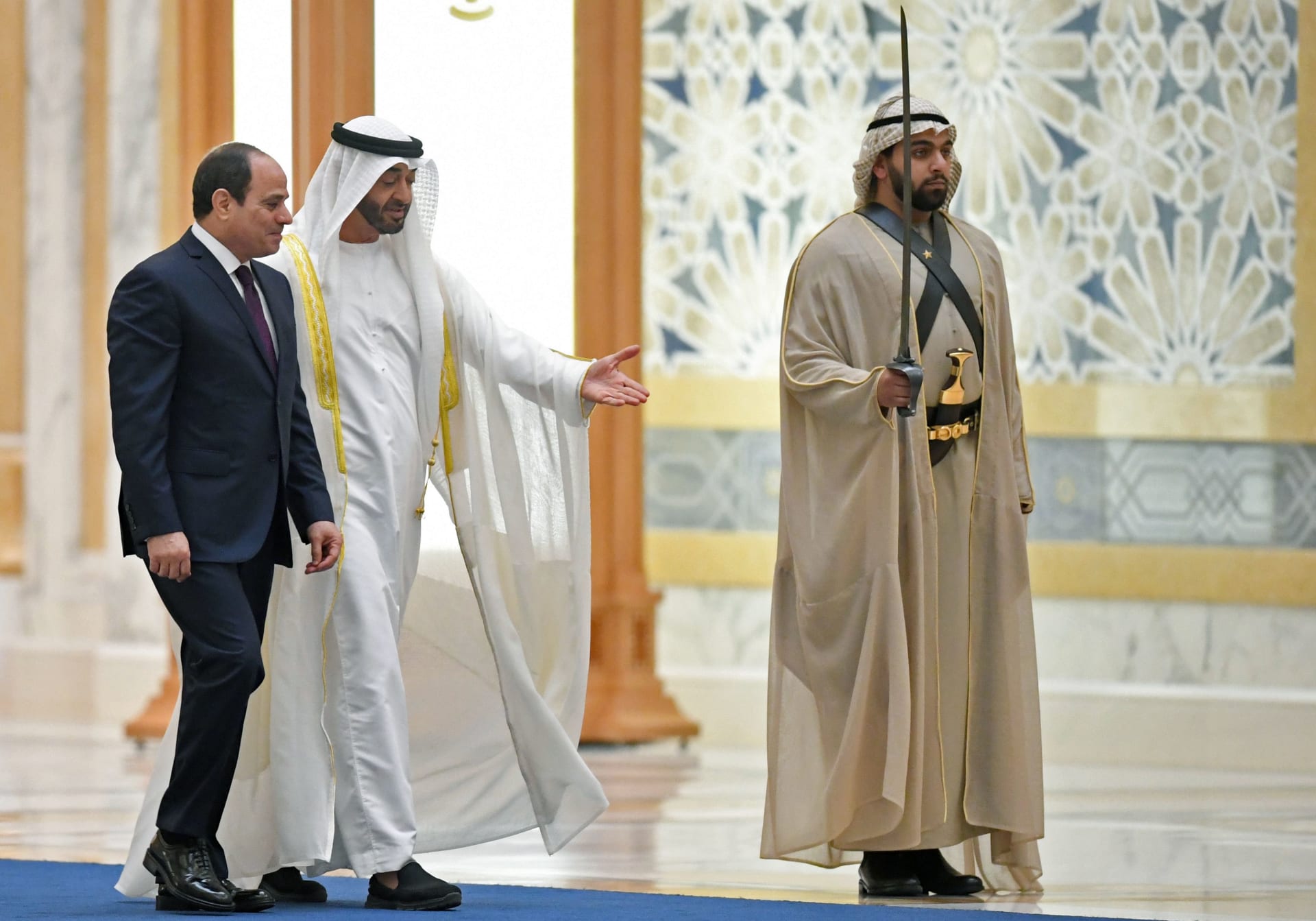 السيسي يهنئ محمد بن زايد هاتفيا على التعيينات القيادية الجديدة في الإمارات