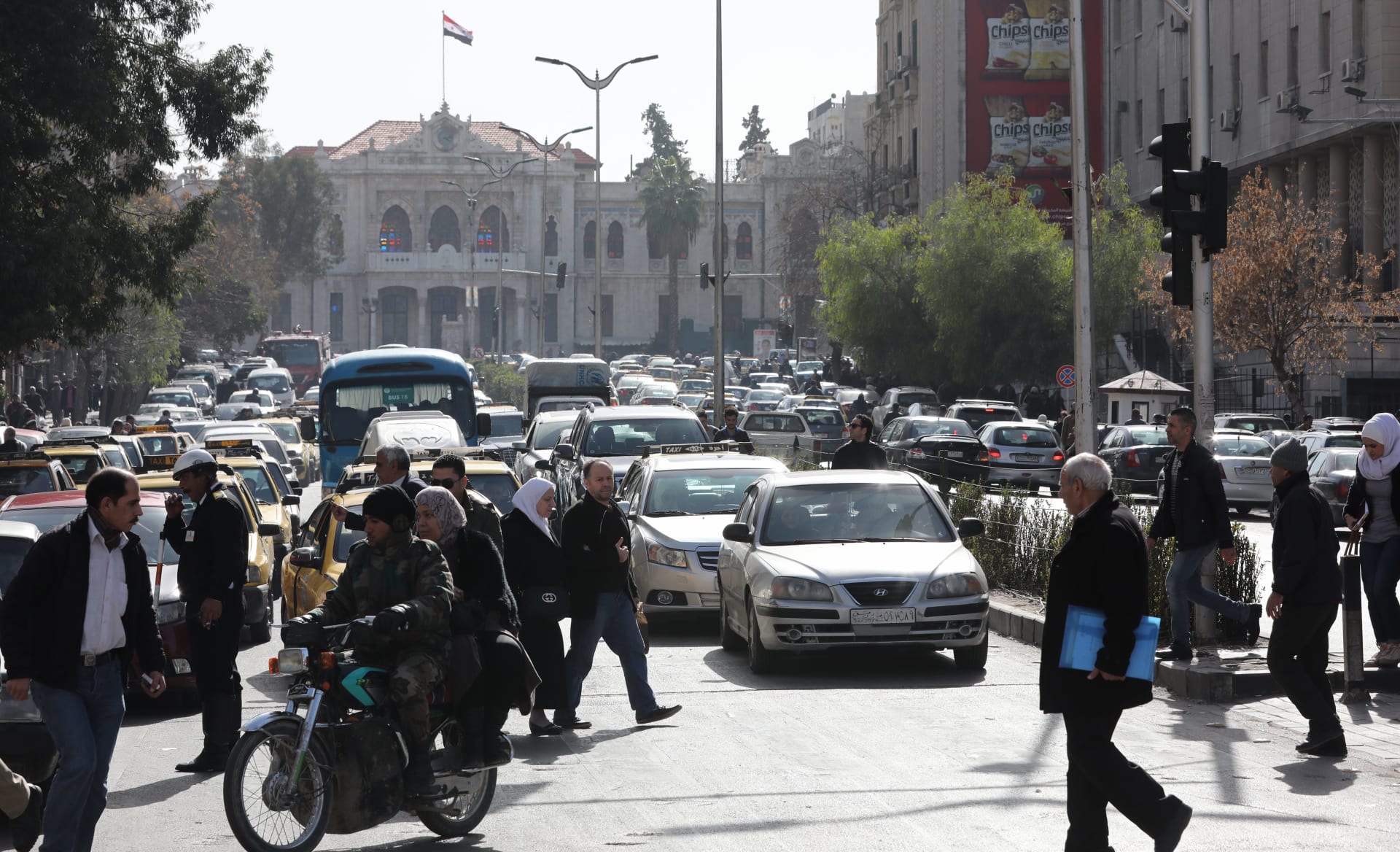 "هذه سيارة عسكرية".. غضب على فيديو توجيه امرأتين ألفاظ بذيئة لشرطي في دمشق والداخلية تُعلق