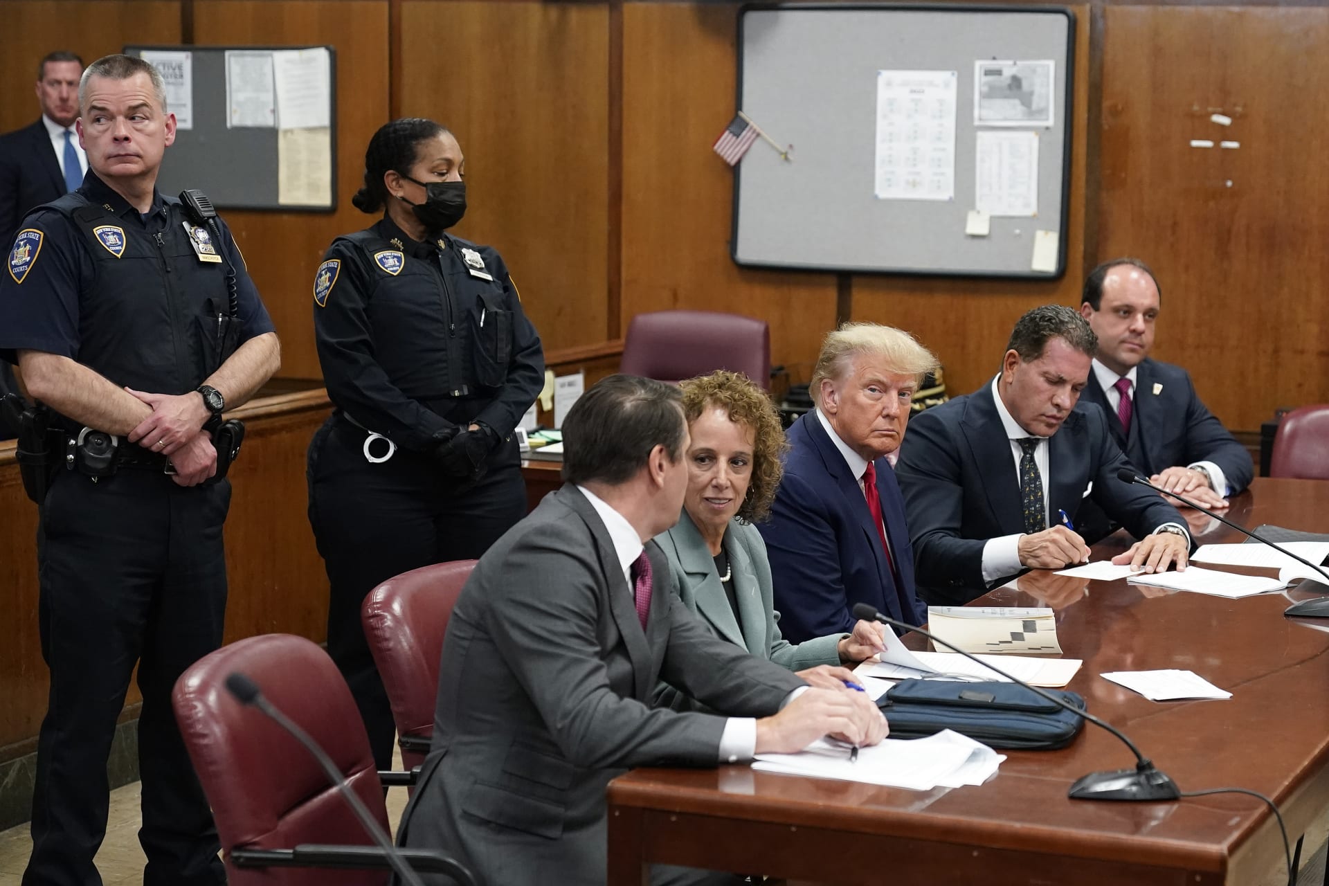 أولى صور ترامب في قاعة محكمة نيويورك لدى استماعه للائحة الاتهامات الموجهة له