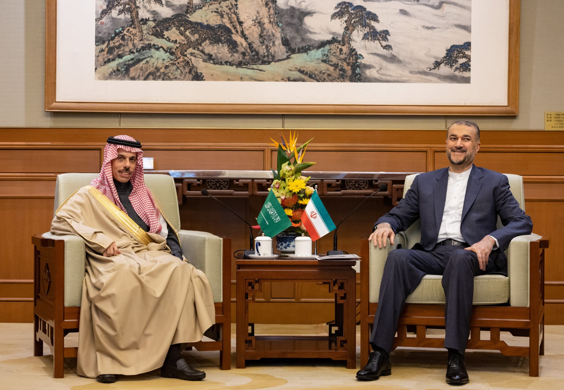 وزير خارجية إيران يوضح ما دار خلال اجتماعه مع نظيره السعودي في الصين