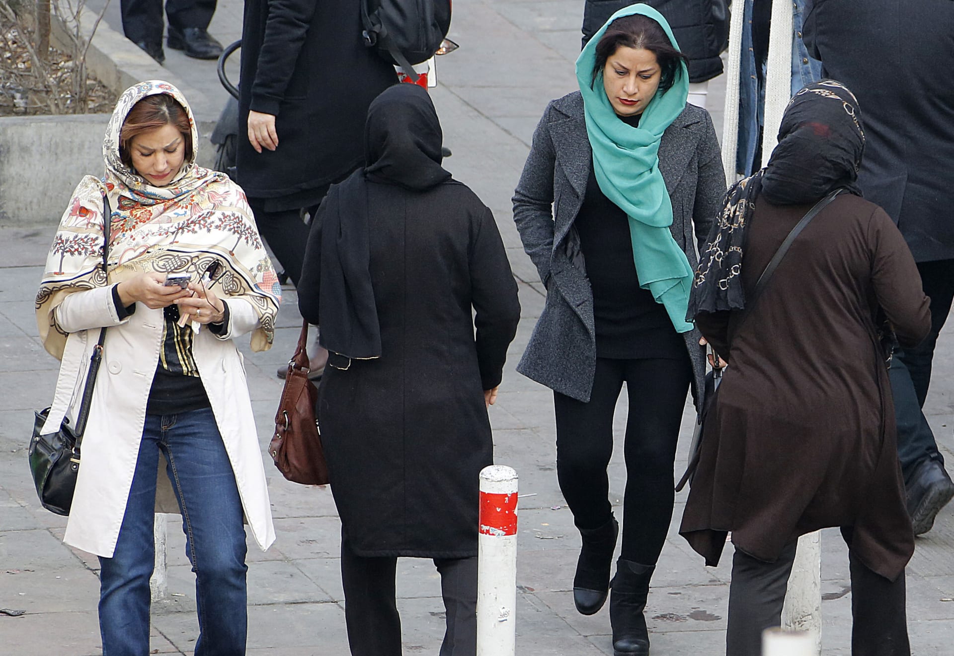 إيران.. الكاميرات أداة الحكومة لملاحقة النساء غير المتلزمات بالحجاب