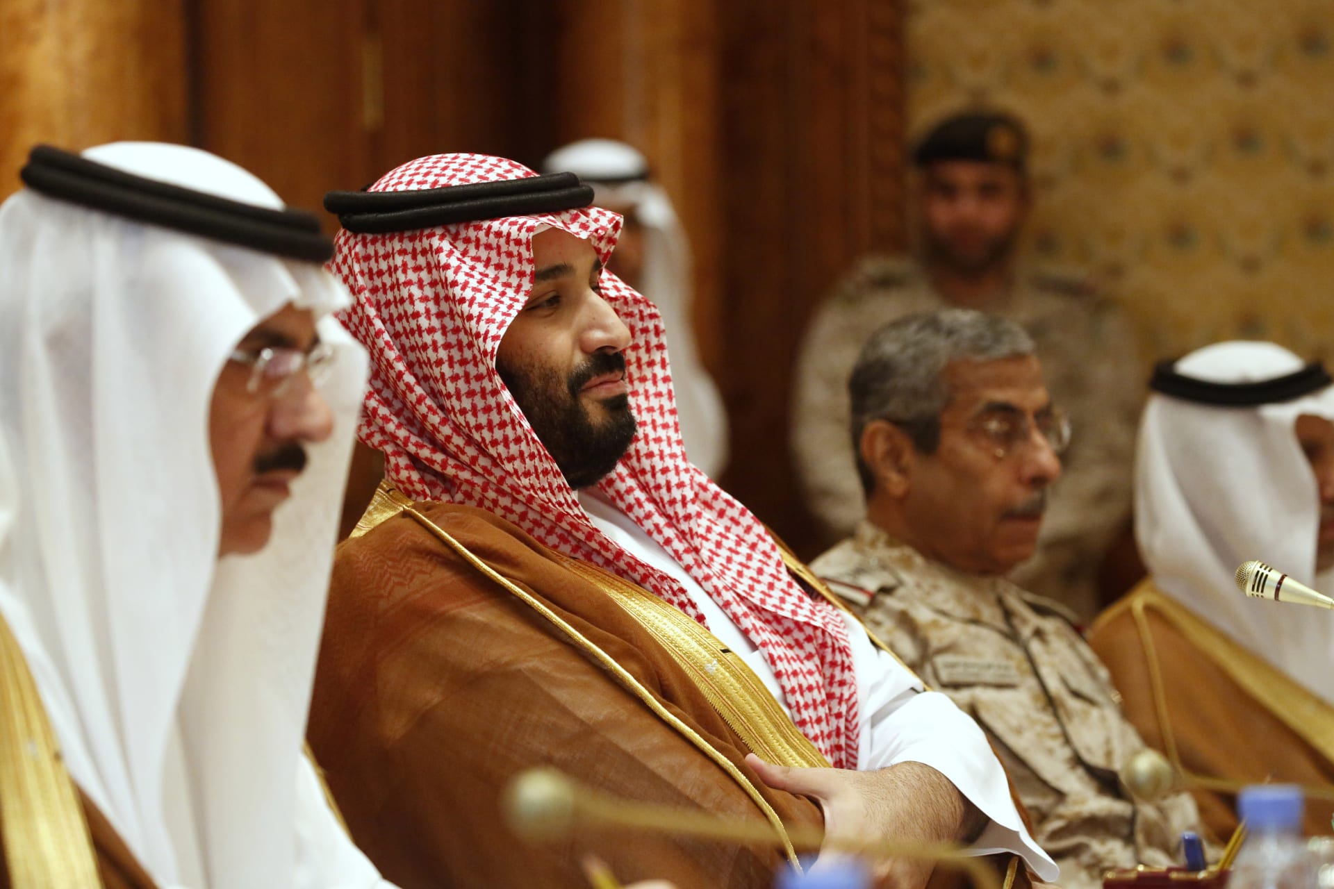 مسؤول سعودي: ولي العهد استدعاني بسبب تعطل "ثلاث لمبات" وهذا ما أراد أن يذكرني به