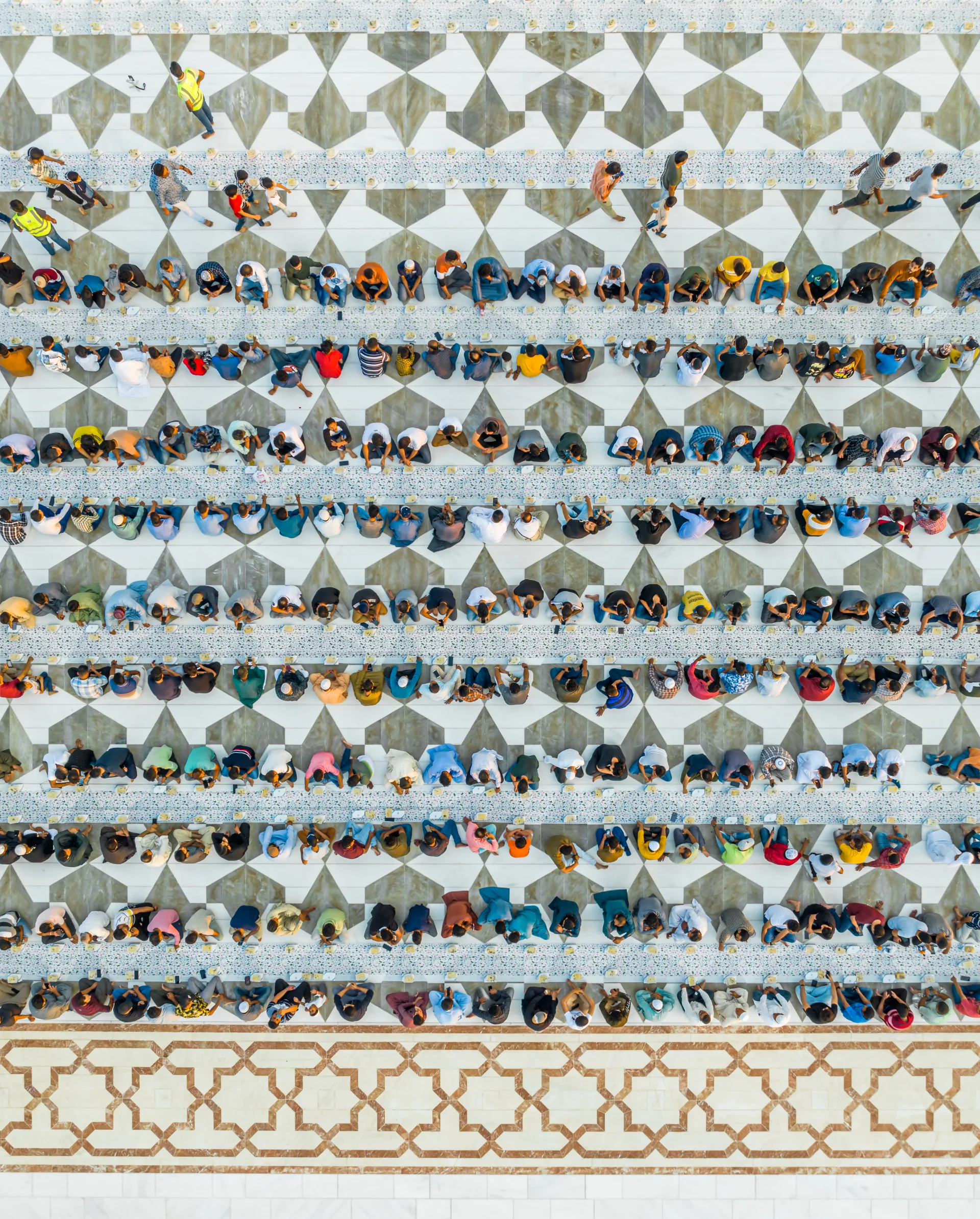 يمكنك رؤية الصائمين عند تكبير الصورة./Credit: Hisham Binsuwaif/