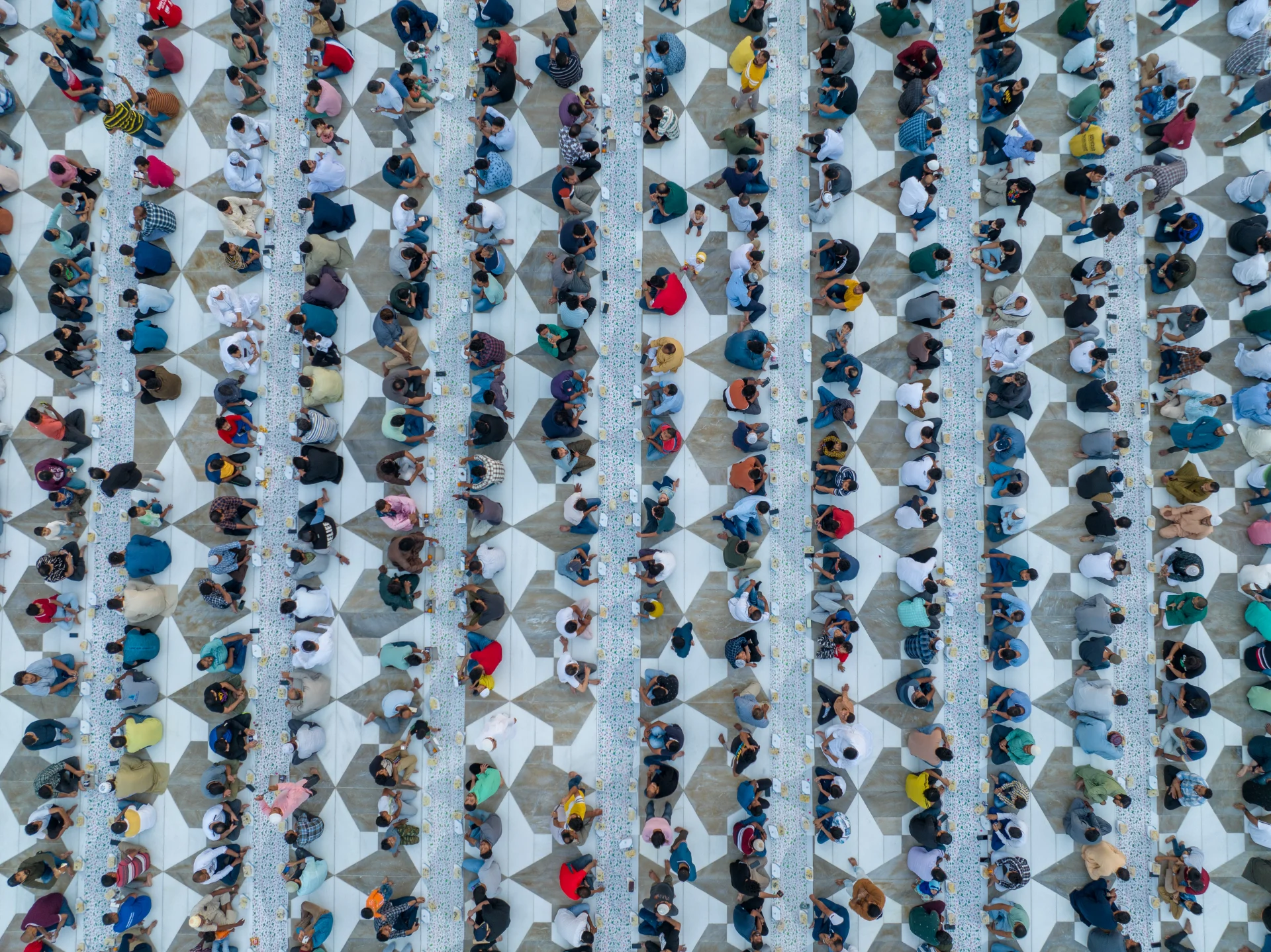 صفوف الصائمين خلال الإفطار. Credit: Hisham Binsuwaif