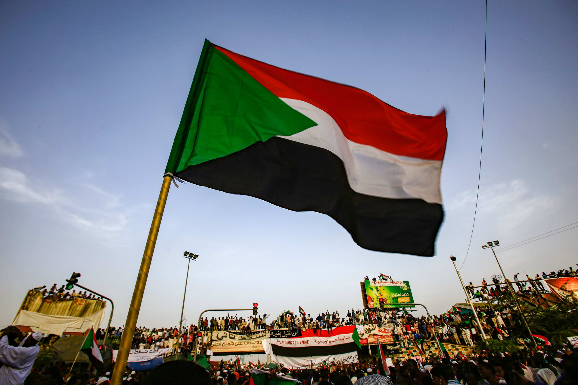 نائب مصري يدعو إحدى الدول لـ"رفع يدها" عن السودان.. ويحذر: القاهرة لن تقف صامتة
