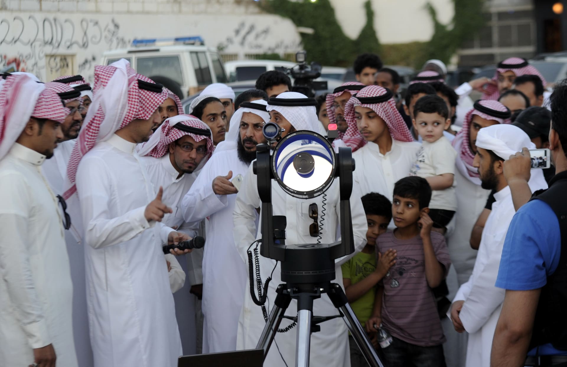 فلكي سعودي: رؤية هلال شوال غير ممكنة الخميس ولكن فلكيا الجمعة أول أيام عيد الفطر 2023