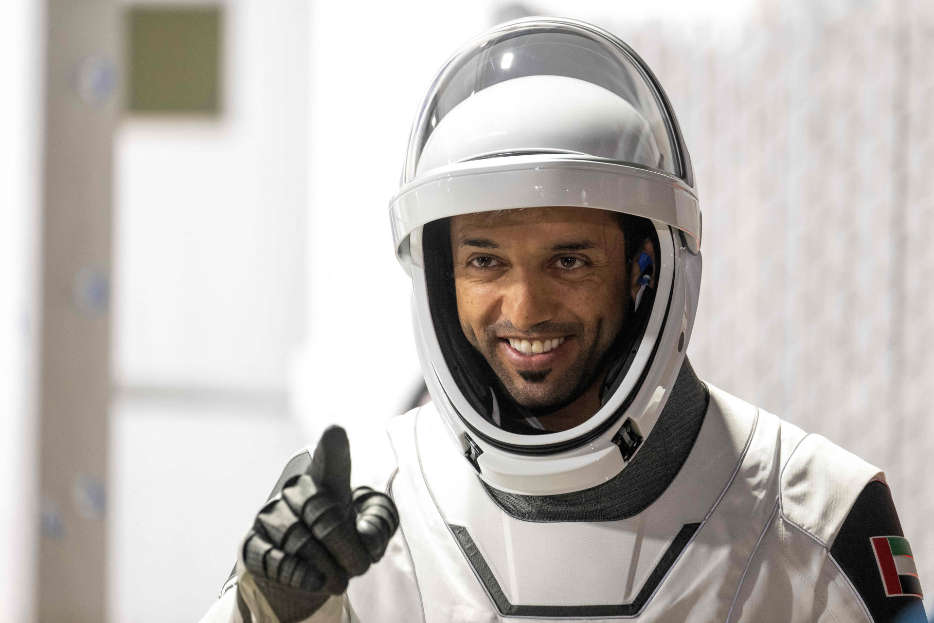 الإماراتي سلطان النيادي يصبح أول عربي ينفذ عملية السير في الفضاء.. وهذه مهامه