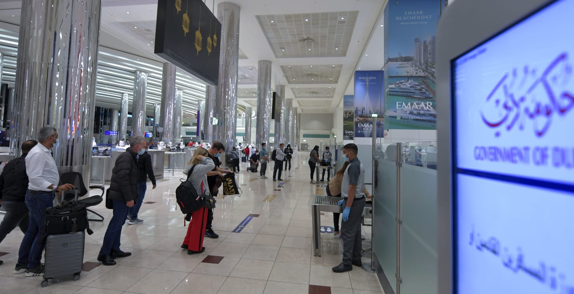 الداخلية الإماراتية تُعلق على فيديو شخص صرخ "فلسطين حرة" أمام مسافرين إلى إسرائيل في دبي