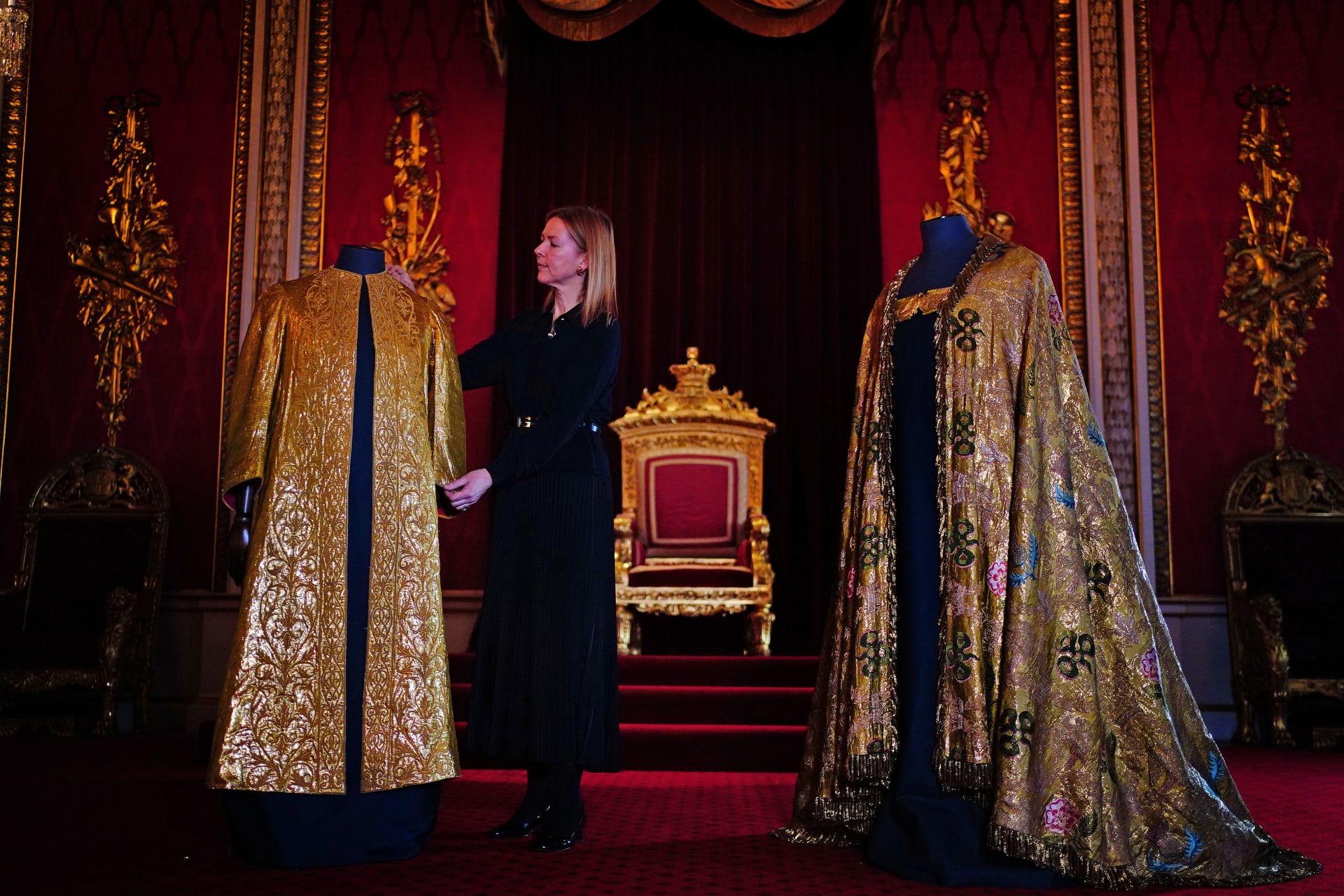بينها حزام ووشاح إمبراطوري.. الملك تشارلز الثالث يعيد استخدام الملابس التاريخية أثناء تتويجه