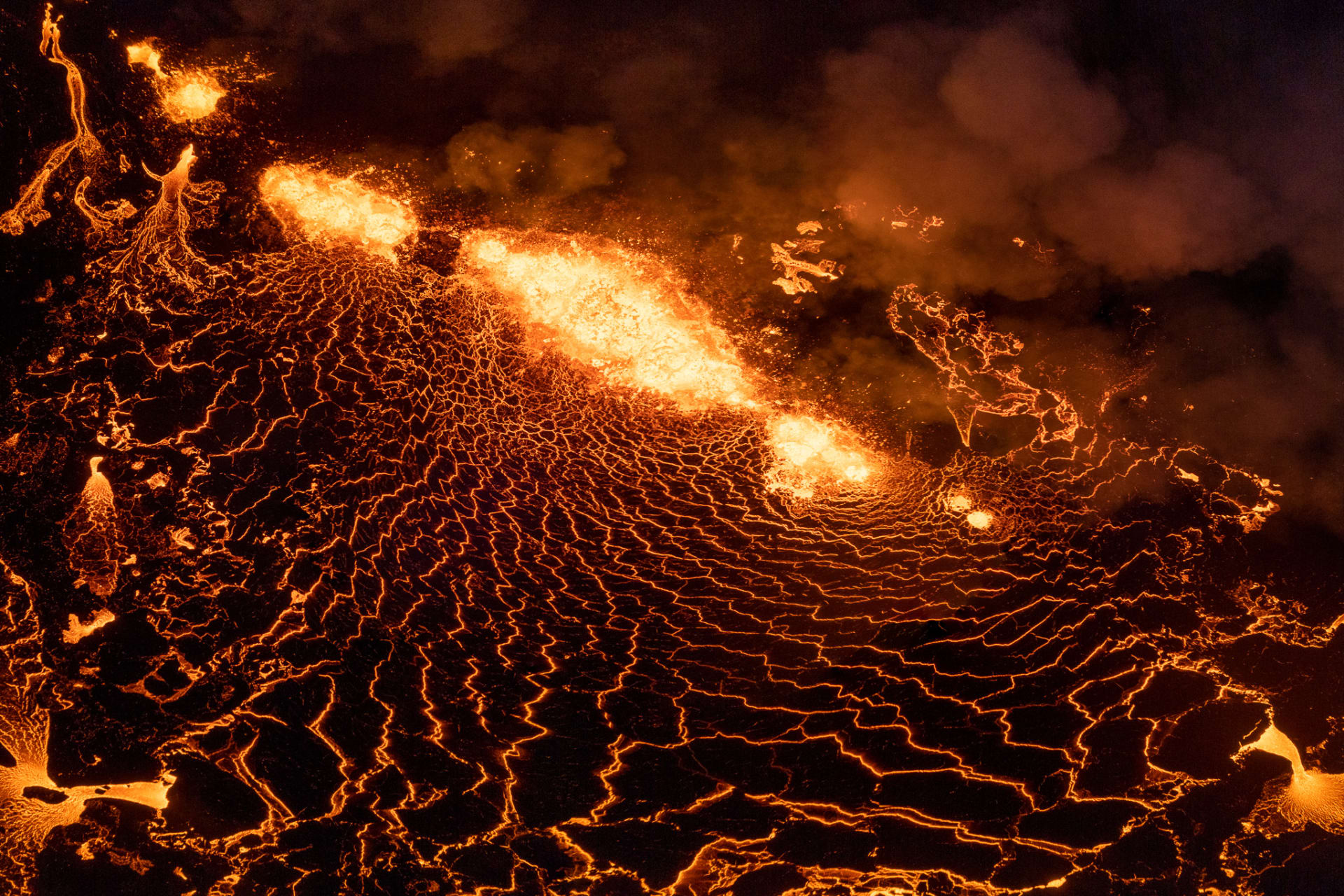 مشهد يحبس الأنفاس..مصور يرصد بحيرة حمم بركانية مشتعلة بأنماط مذهلة في آيسلندا