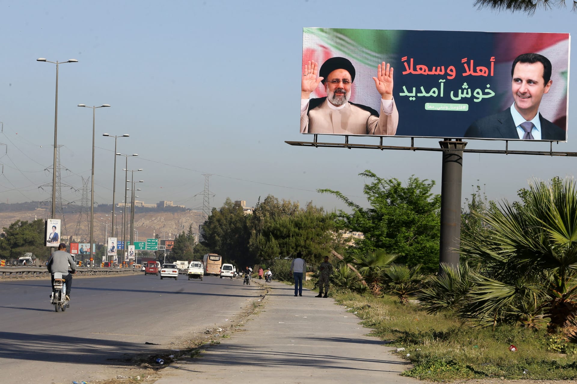 بهتافات "يا علي".. مجموعة تُرحب برئيسي في دمشق والخارجية الإيرانية: "استقبال شعبي"