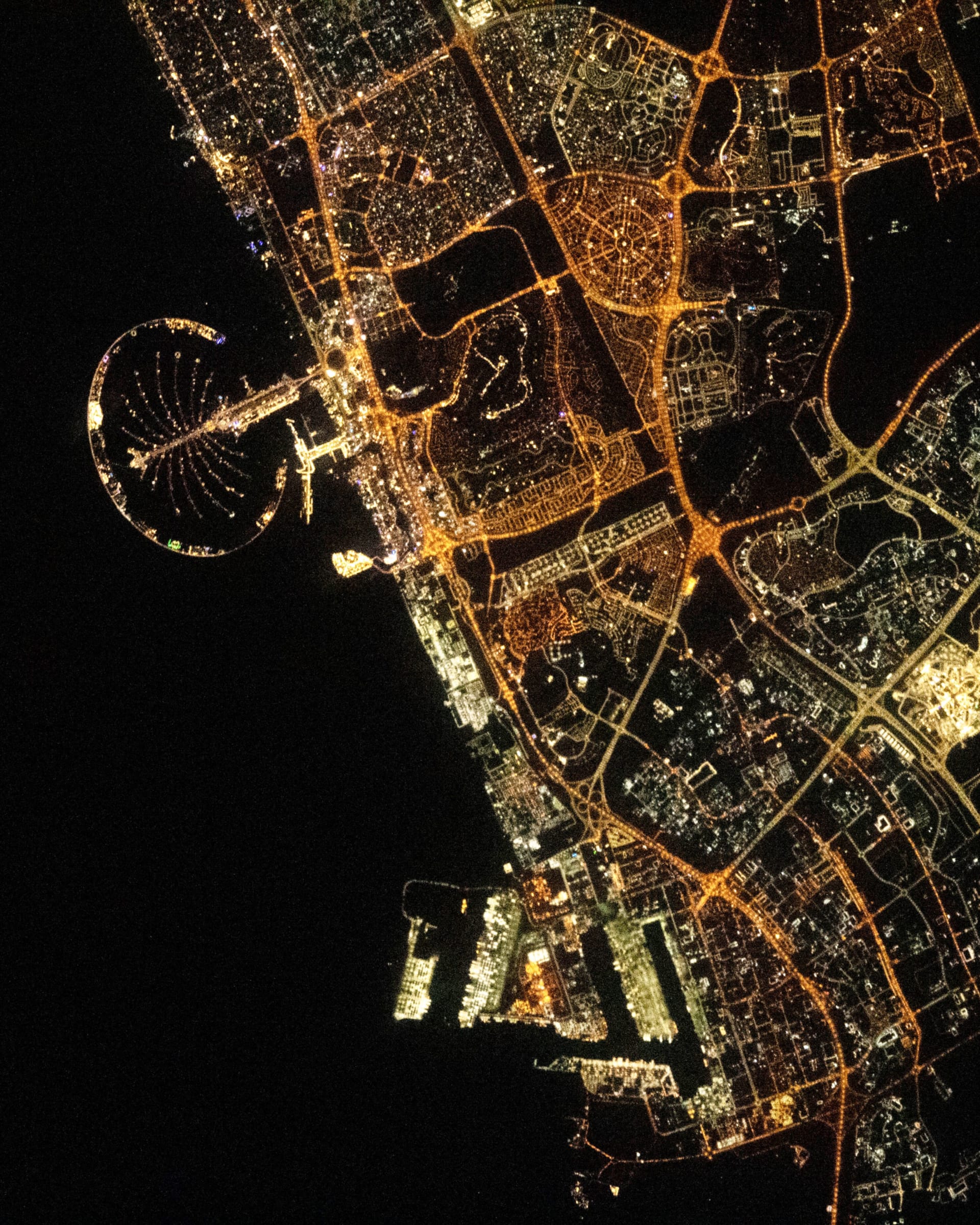 "كوكب آخر"..سلطان النيادي يشارك صورة خلابة لدبي من الفضاء