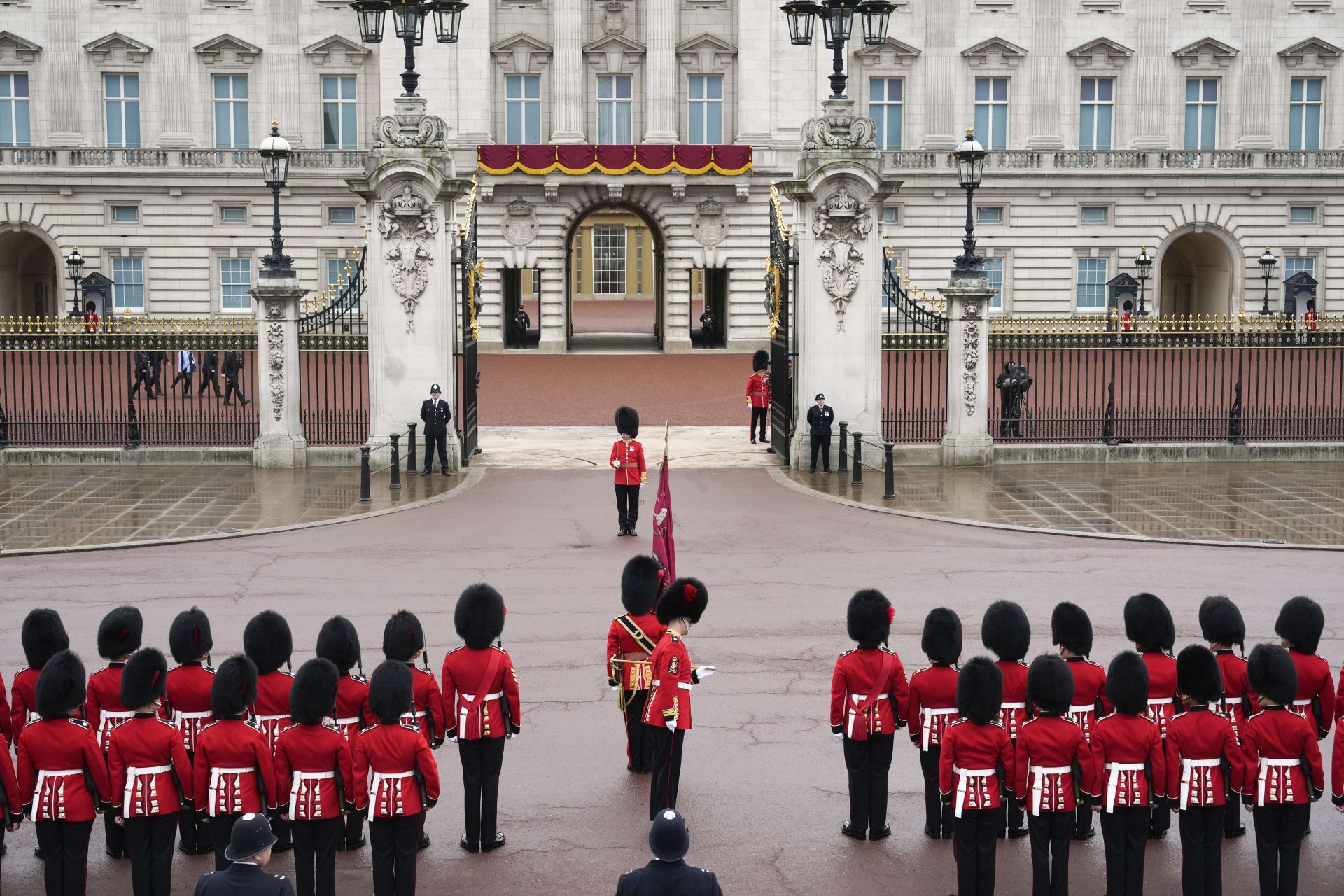 الملك تشارلز والملكة كاميليا يتوجهان لقصر باكنغهام في بداية التتويج وشرطة لندن تنشر الآلاف