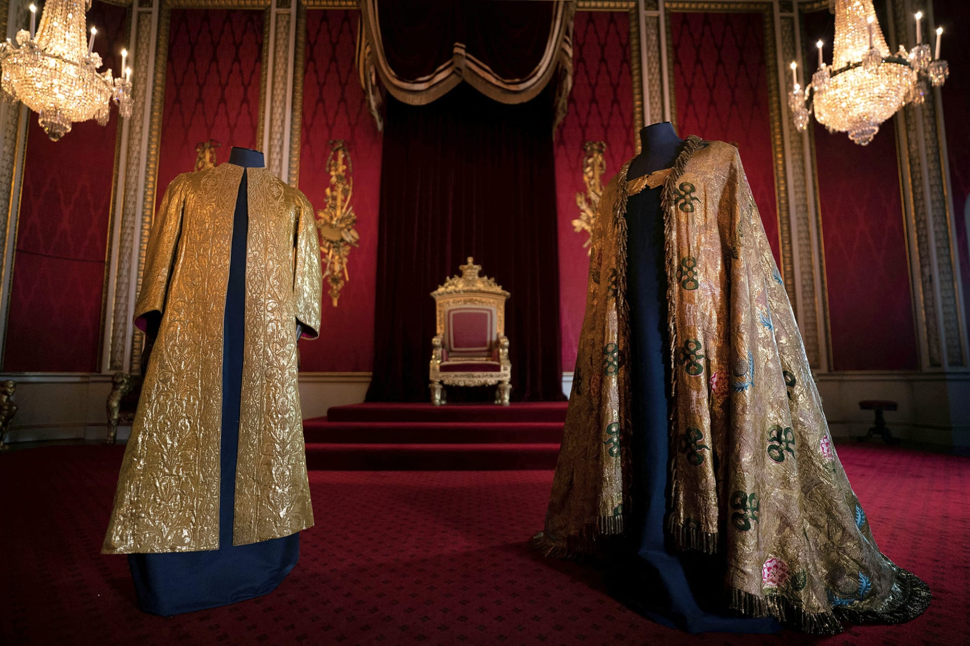 ما الذي سيرتديه الملك تشارلز الثالث أثناء مراسم التتويج؟