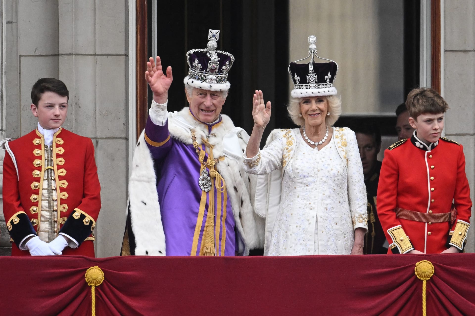 أطلّ الملك تشارلز والملك كاميلا من شرفة قصر باكنغهام لتحية الحشود المصطفة