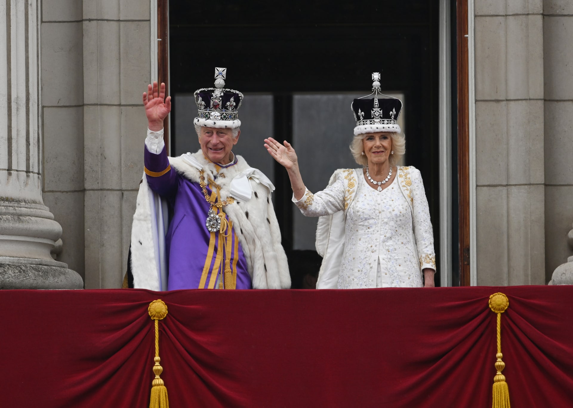 الملك تشارلز والملكة كاميلا يحيون الحشود خارج قصر باكنغهام