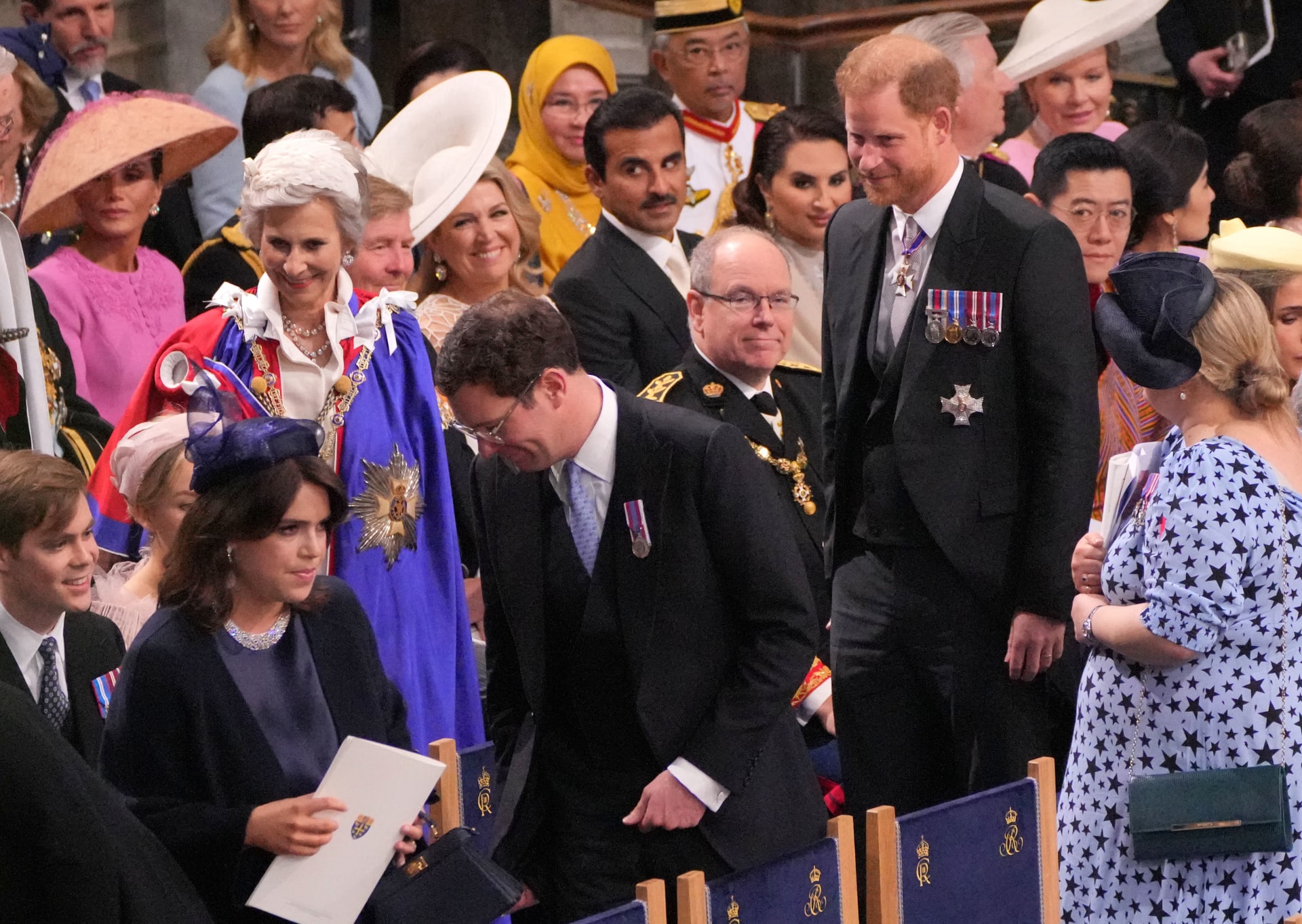 الأمير هاري خلال حفل التتويج مع اينتي عمومته وبعض الحضور