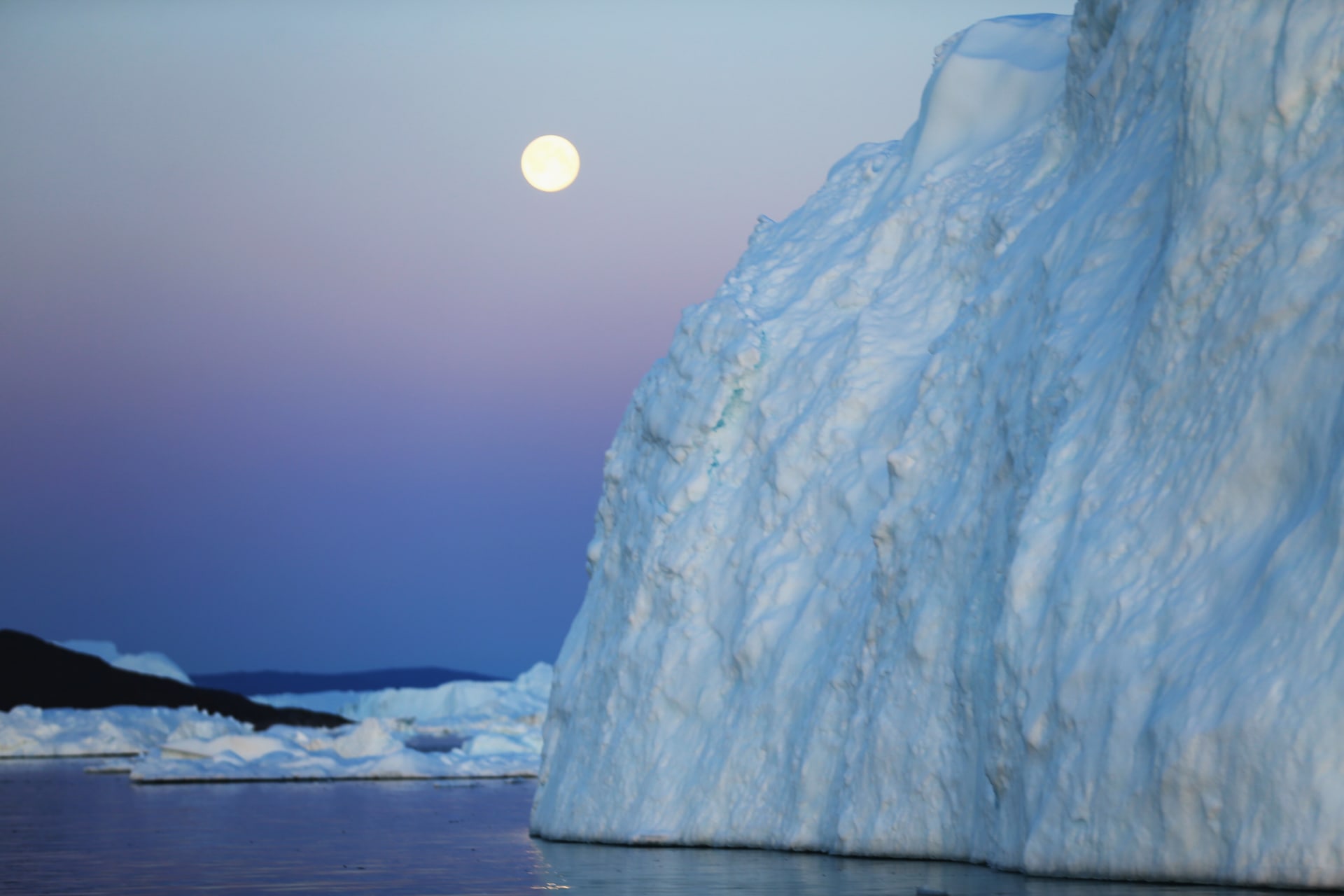 دراسة: تفاعل المد والجزر مع أحد أنهار غرنلاند الجليدية قد يرفع من مستوى سطح البحر بشكل أسرع
