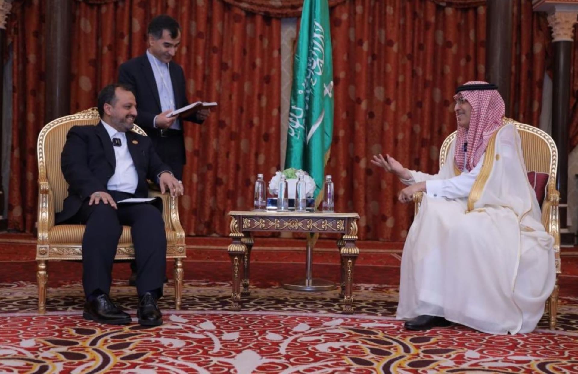 وزير المالية السعودي يوضح ما دار خلال لقائه مع وزير الاقتصاد الإيراني
