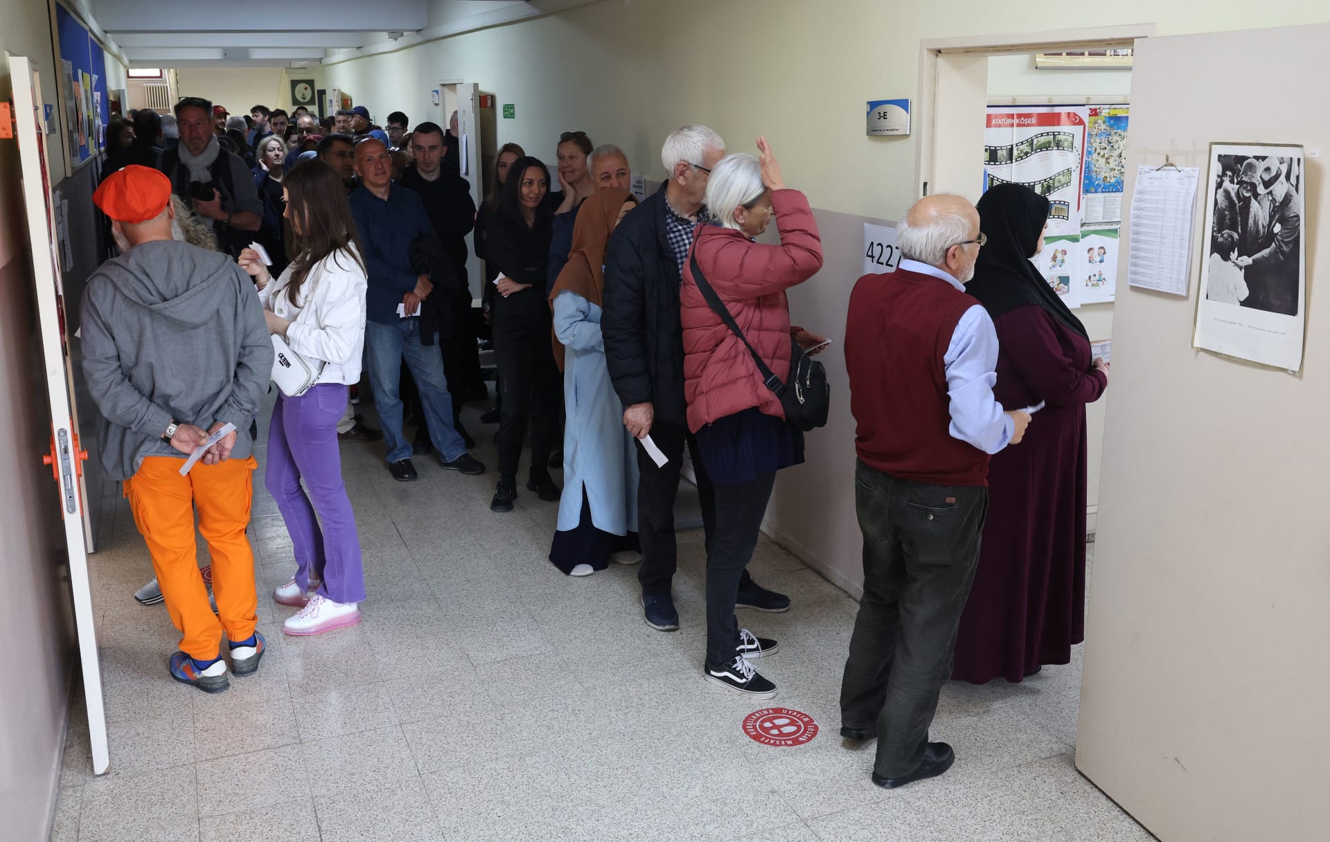بالصور.. أتراك يصوتون بالانتخابات الرئاسية والبرلمانية 