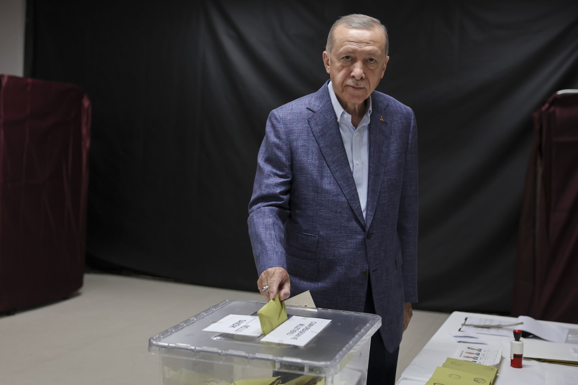 بالصور.. أردوغان وكيليجدار أوغلو يدليان بأصواتهما بالانتخابات التركية