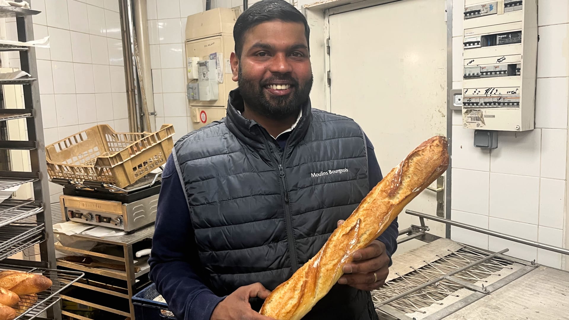 يصنع هذا الرجل أفضل خبز "باغيت" في باريس.. لكنه ليس من أصل فرنسي!
