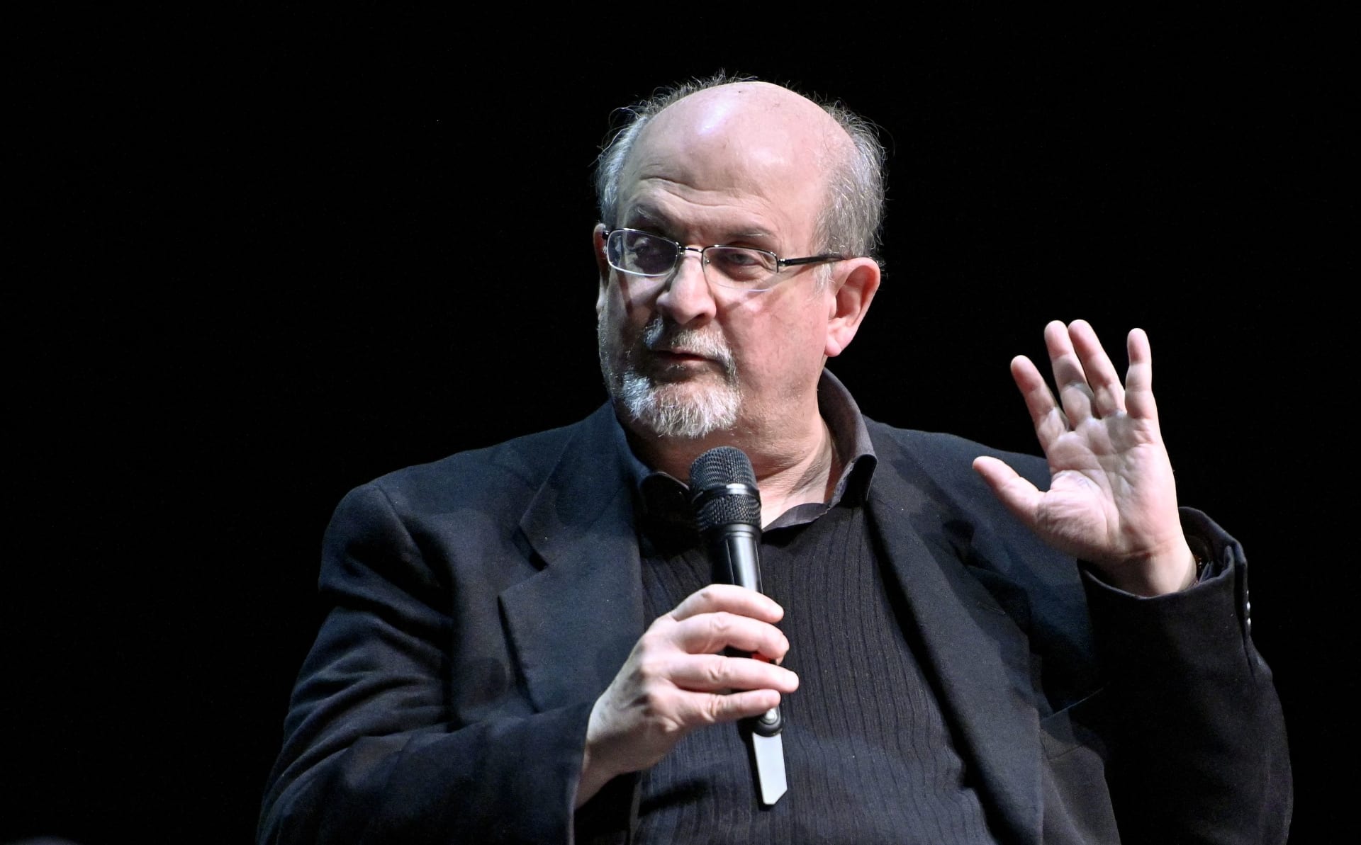 سلمان رشدي مؤلف "آيات شيطانية" يحذر: حرية النشر معرضة للخطر
