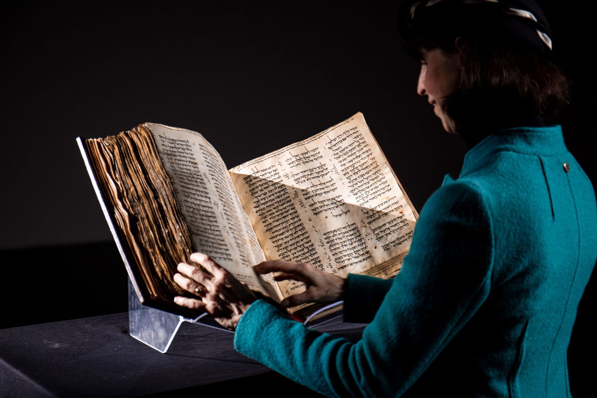 38.1 مليون دولار.. رقم قياسي حققته أقدم نسخة عبرية من الكتاب المقدس الأقدم في العالم
