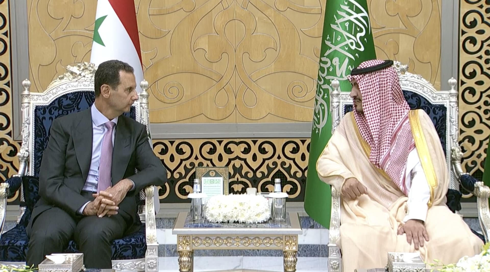 بشار الأسد في السعودية.. فيديو اللحظات الأولى لوصول الرئيس السوري إلى جدة