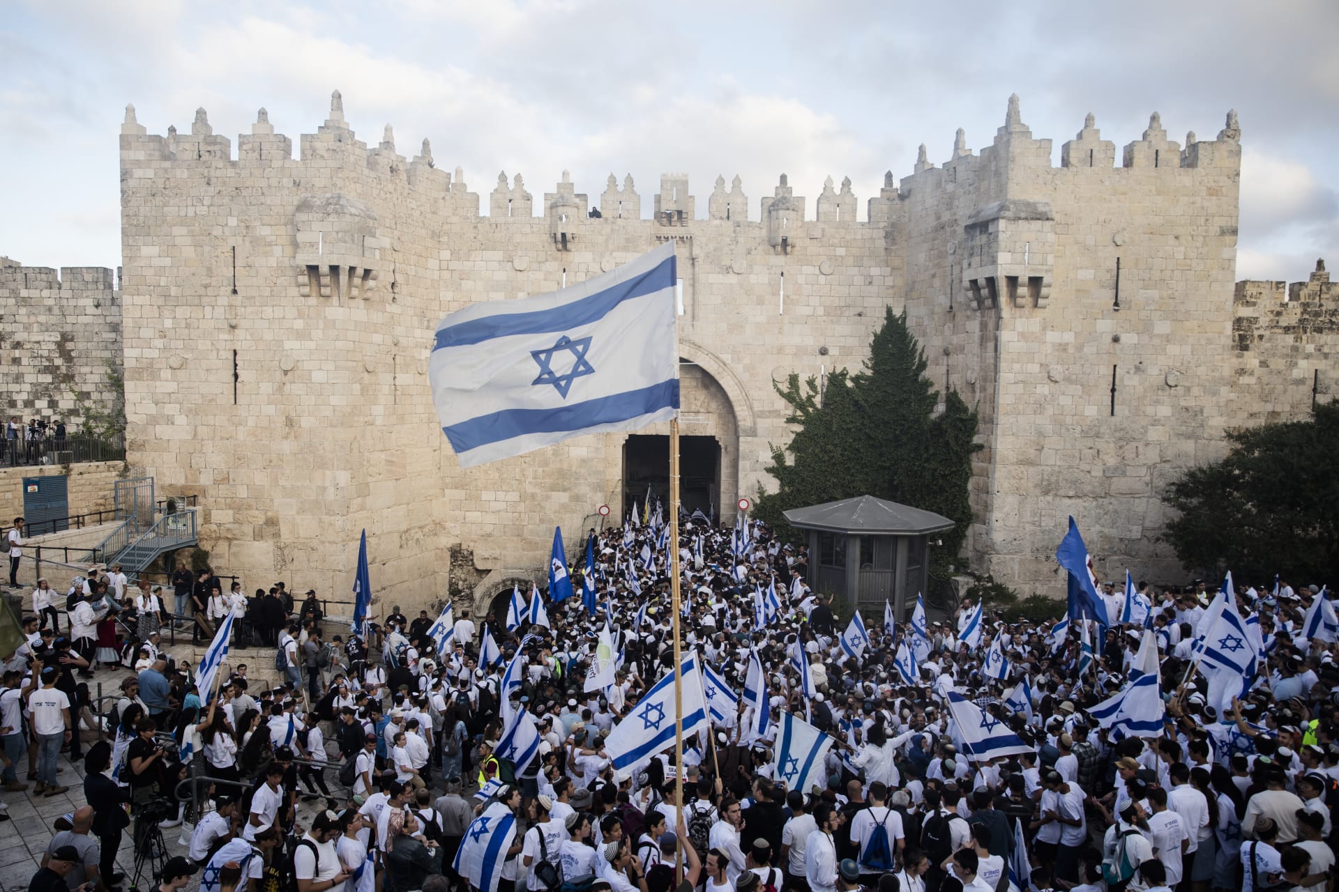 مسيرة الأعلام المثيرة للجدل تجذب آلاف الإسرائيليين إلى المدينة القديمة في القدس