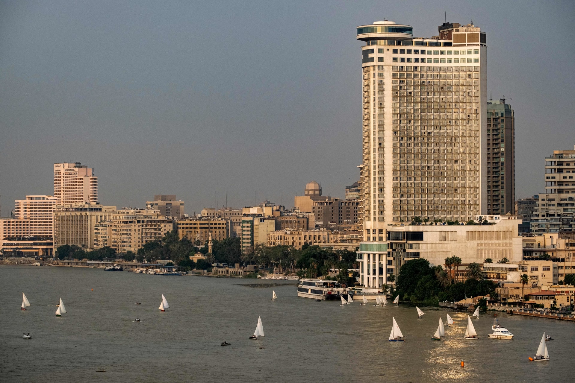 مصر تمنح المستثمرين الأجانب إقامة لمدة عام.. وخبراء يضعون روشتة زيادة الاستثمارات