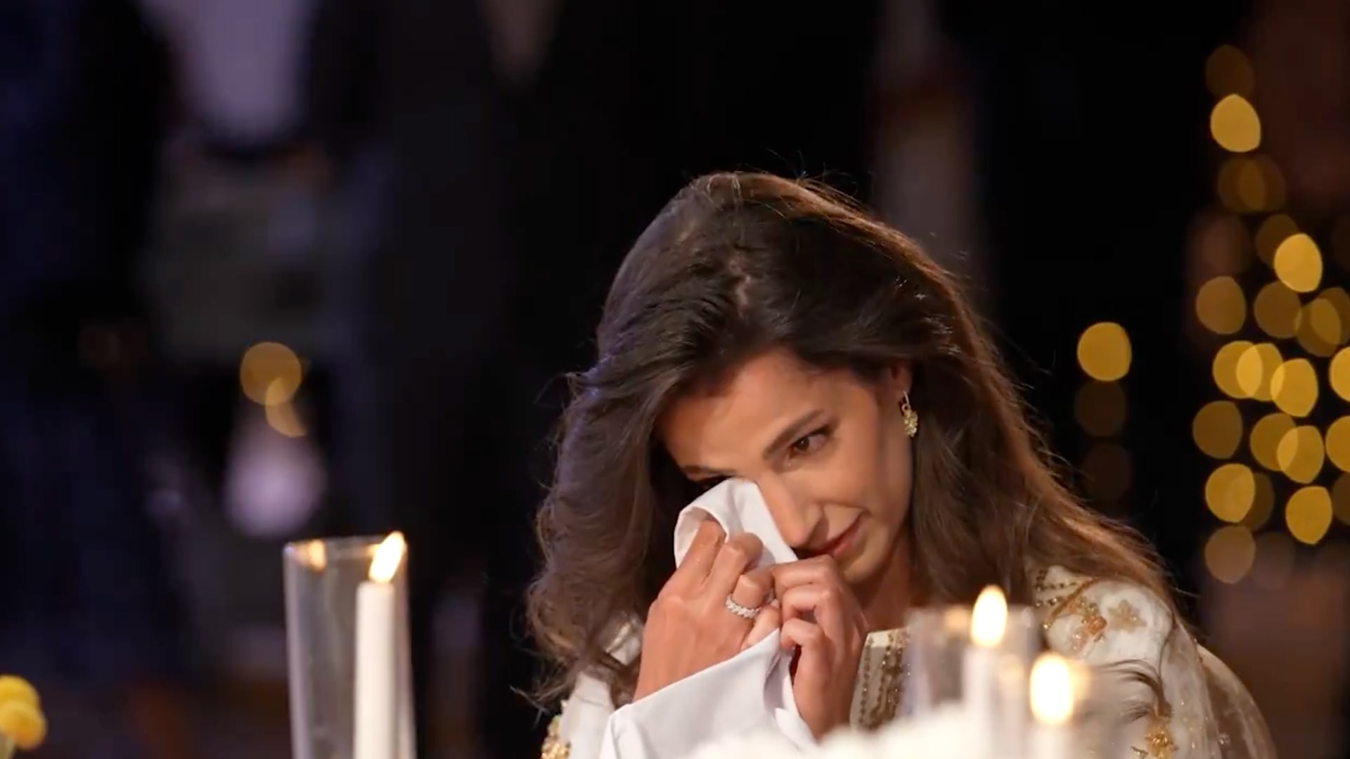 فيديو دموع خطيبة ولي العهد الأردني وظهور الأميرات ووالدة رجوة آل سيف بحفل الحناء يثير تفاعلا
