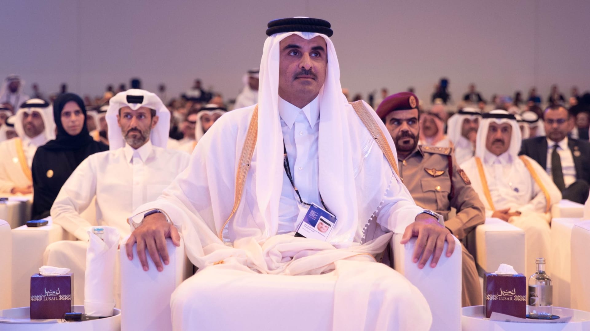 العدسة تلتقط ردة فعل أمير قطر بفيديو نصيحة وزير الطاقة السعودي للمضاربين بسوق النفط