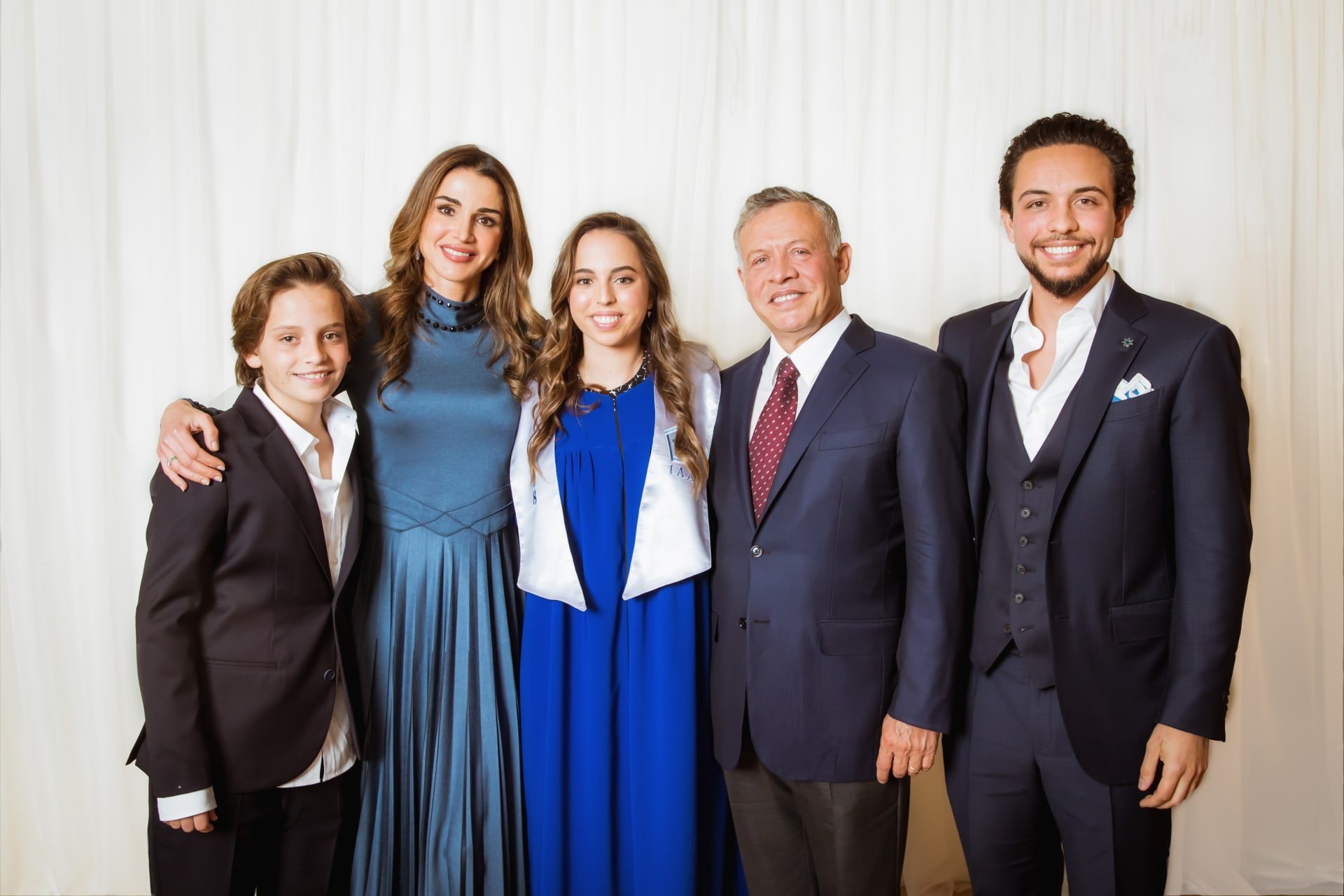 "مش ملحقة على الأولاد".. الملكة رانيا تنشر صور تخريج الأمير هاشم وولي العهد يعلق