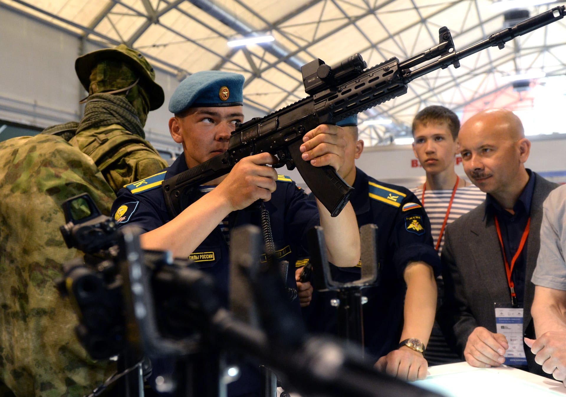 كلاشنيكوف تجري تعديلات على البندقية الهجومية طراز AK-12 بسبب حرب أوكرانيا
