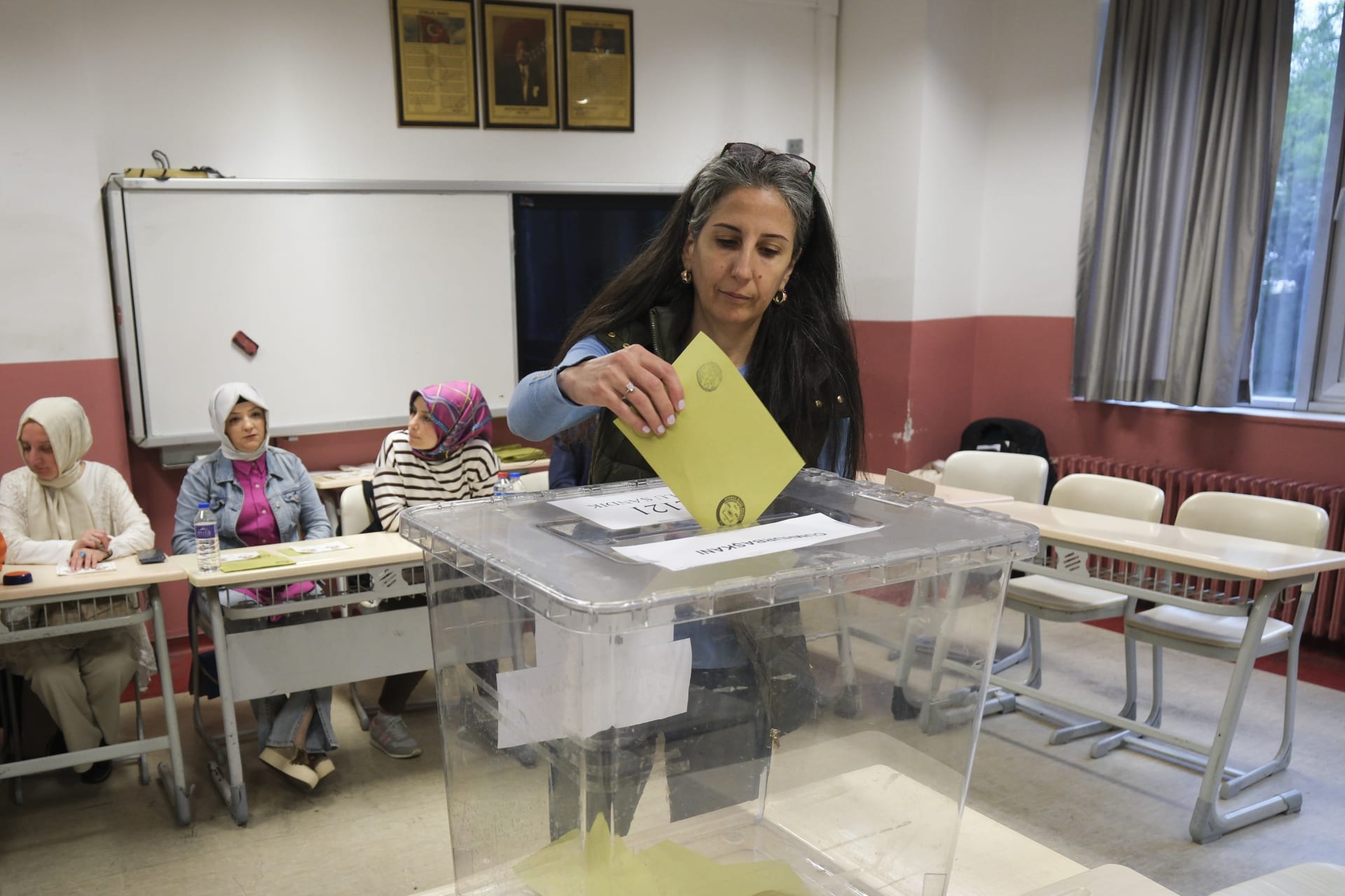بالصور .. الأتراك يدلون بأصواتهم في جولة الإعادة لاختيار رئيس البلاد