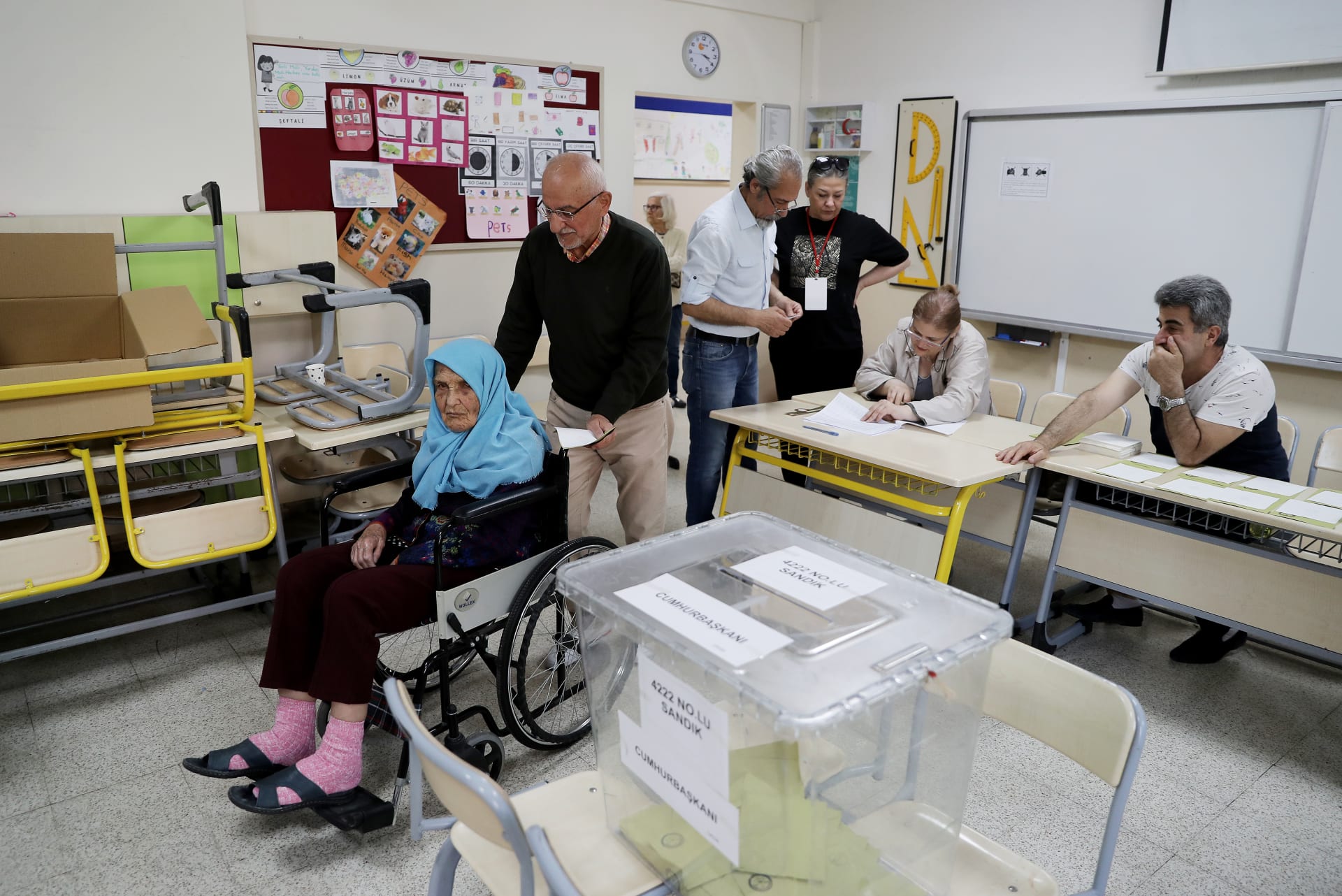 بالصور .. الأتراك يدلون بأصواتهم في جولة الإعادة لاختيار رئيس البلاد