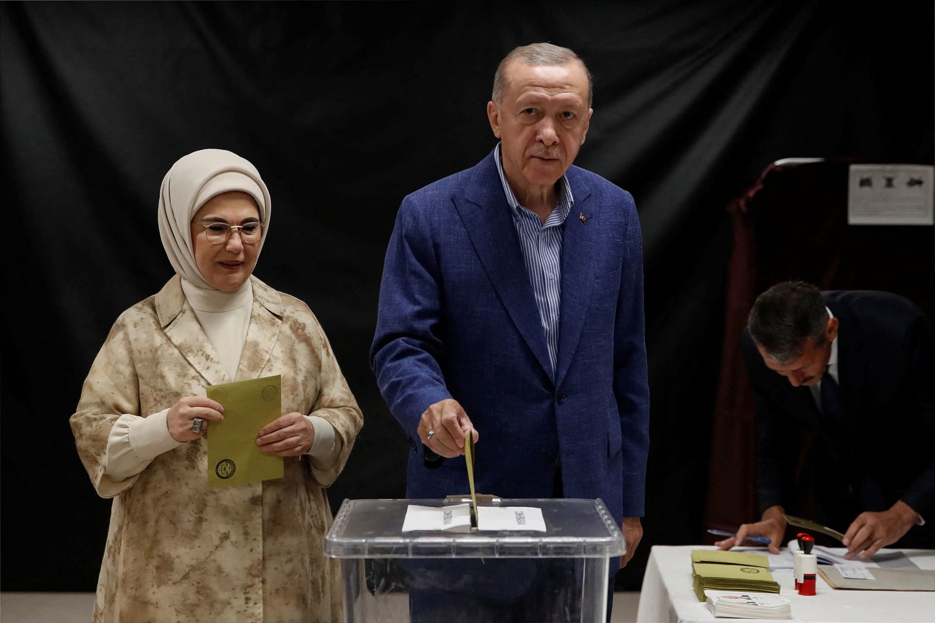 بالصور.. أردوغان وكليتشدار أوغلو يدليان بصوتيهما بجولة الإعادة